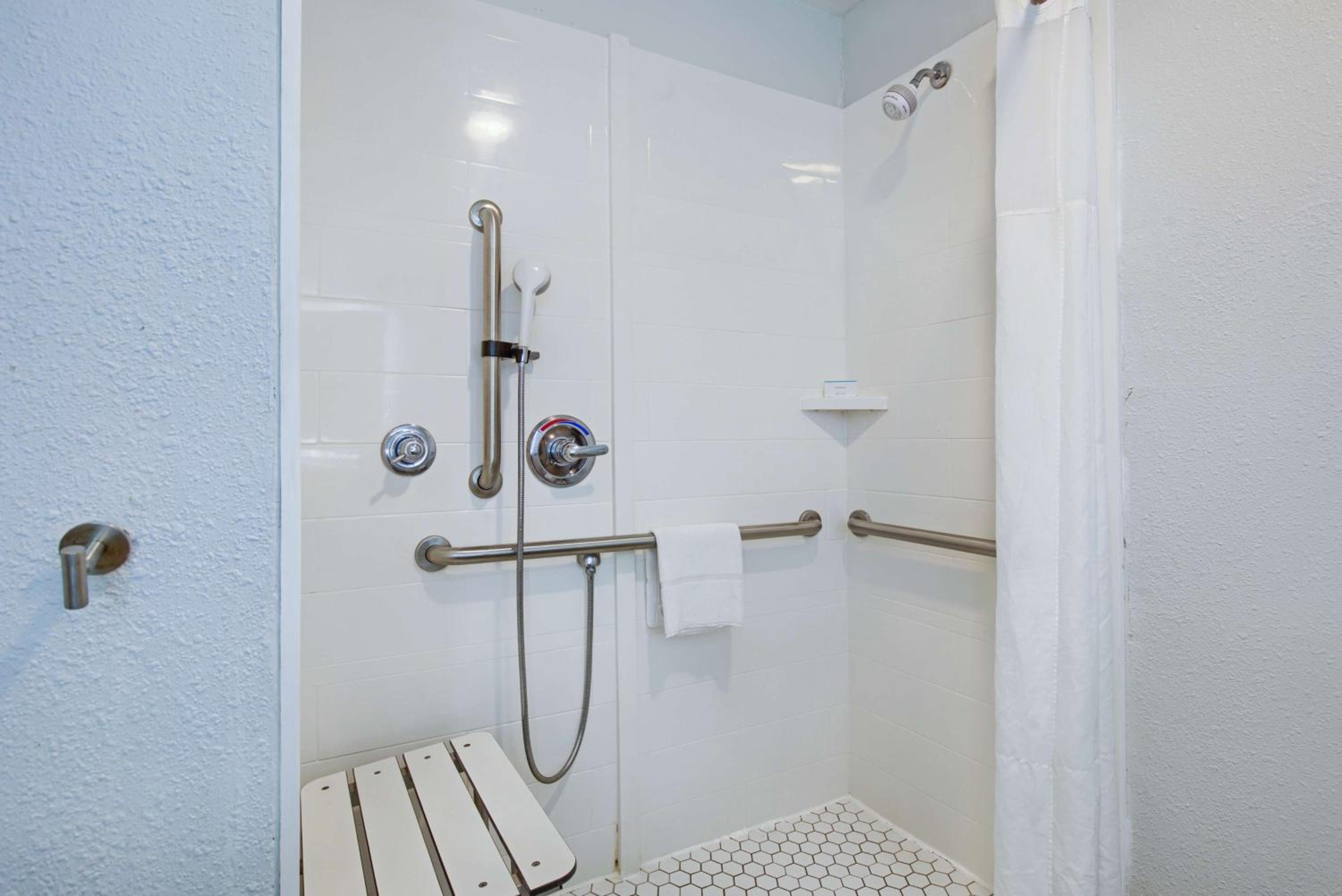 Queen Room with Two Queen Beds and Roll-In Shower - Mobility and Hearing Access/Non-Smoking - Photo 6