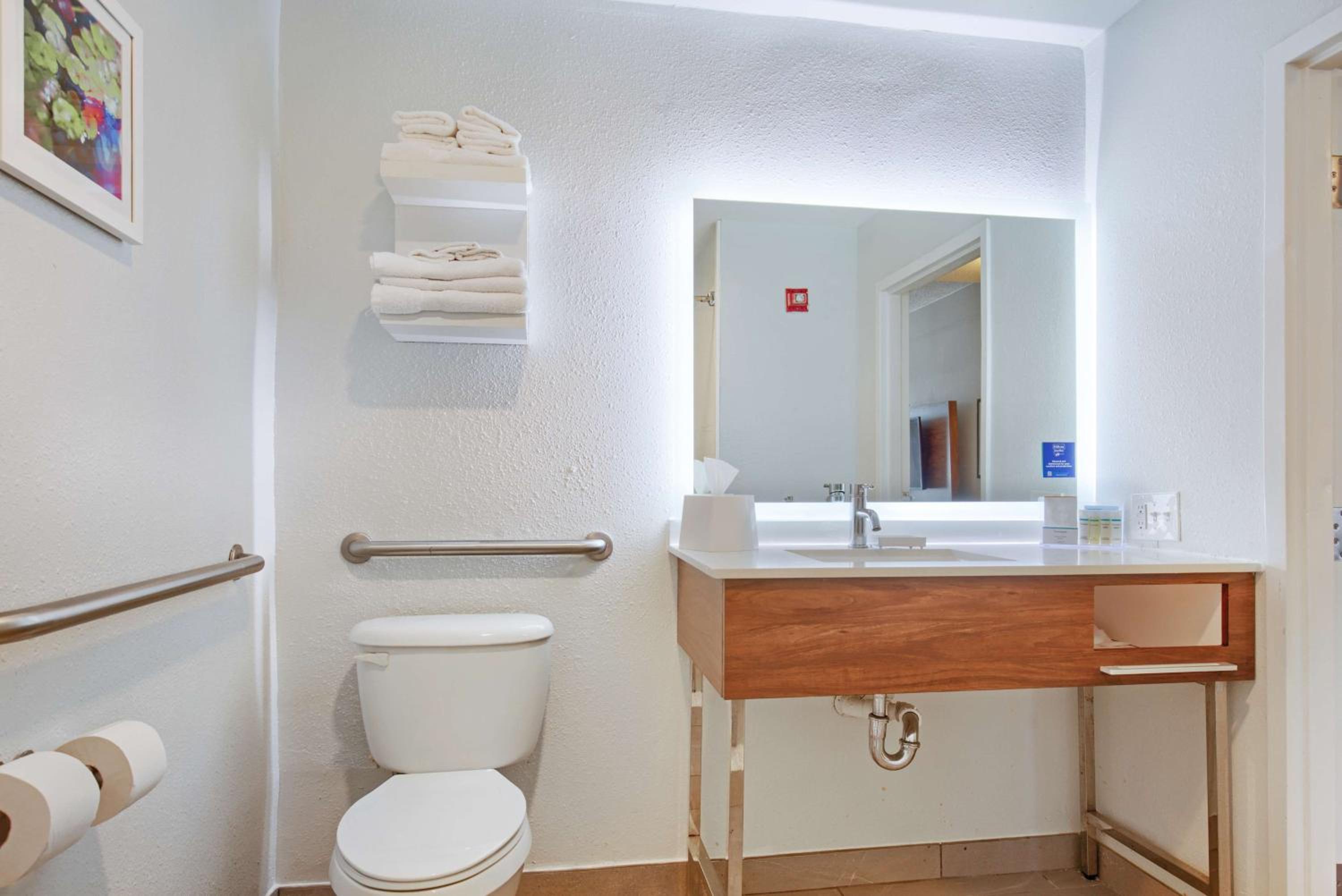 Queen Room with Two Queen Beds and Roll-In Shower - Mobility and Hearing Access/Non-Smoking - Photo 3