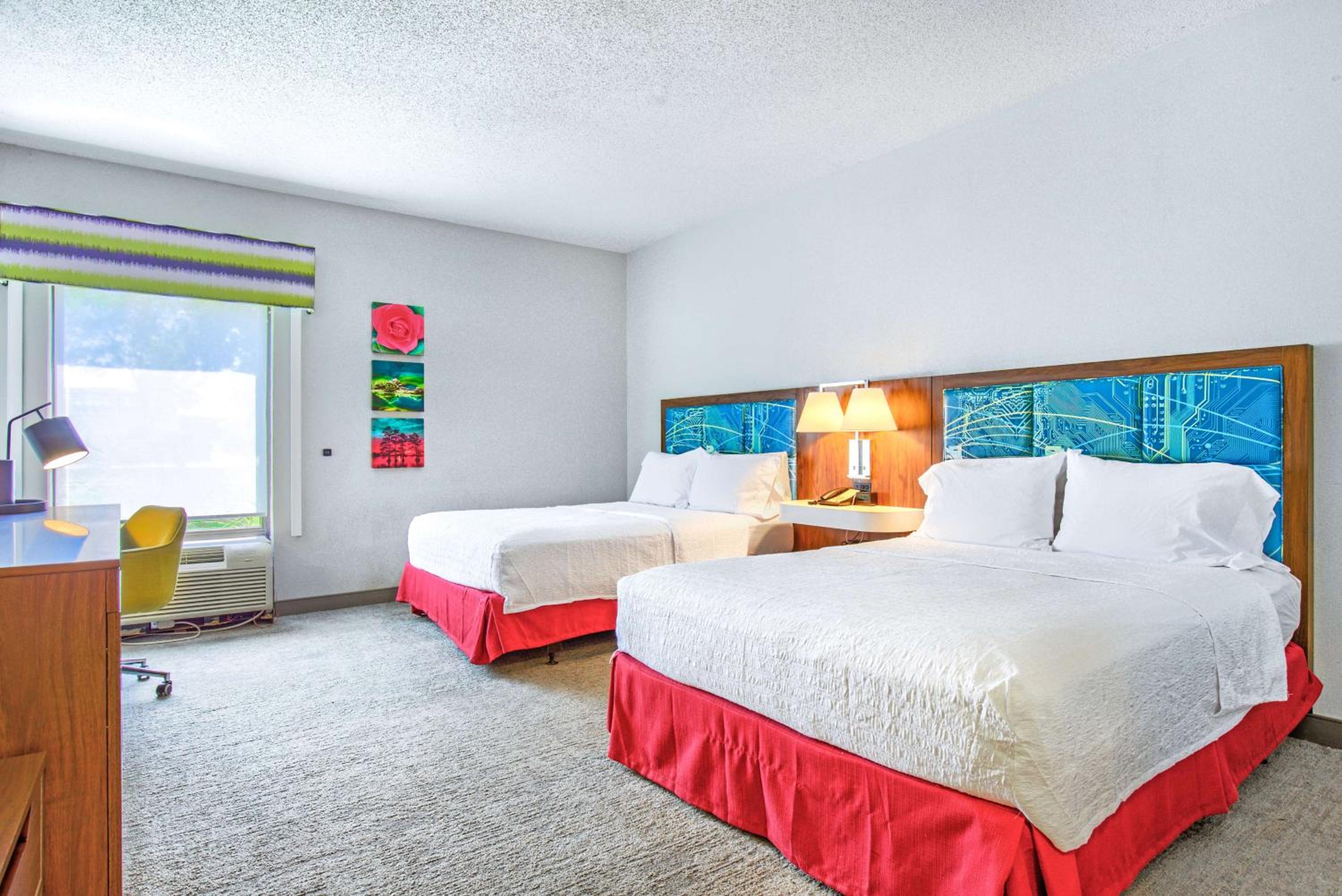Room with Two Queen Beds - Non-Smoking - Photo 4