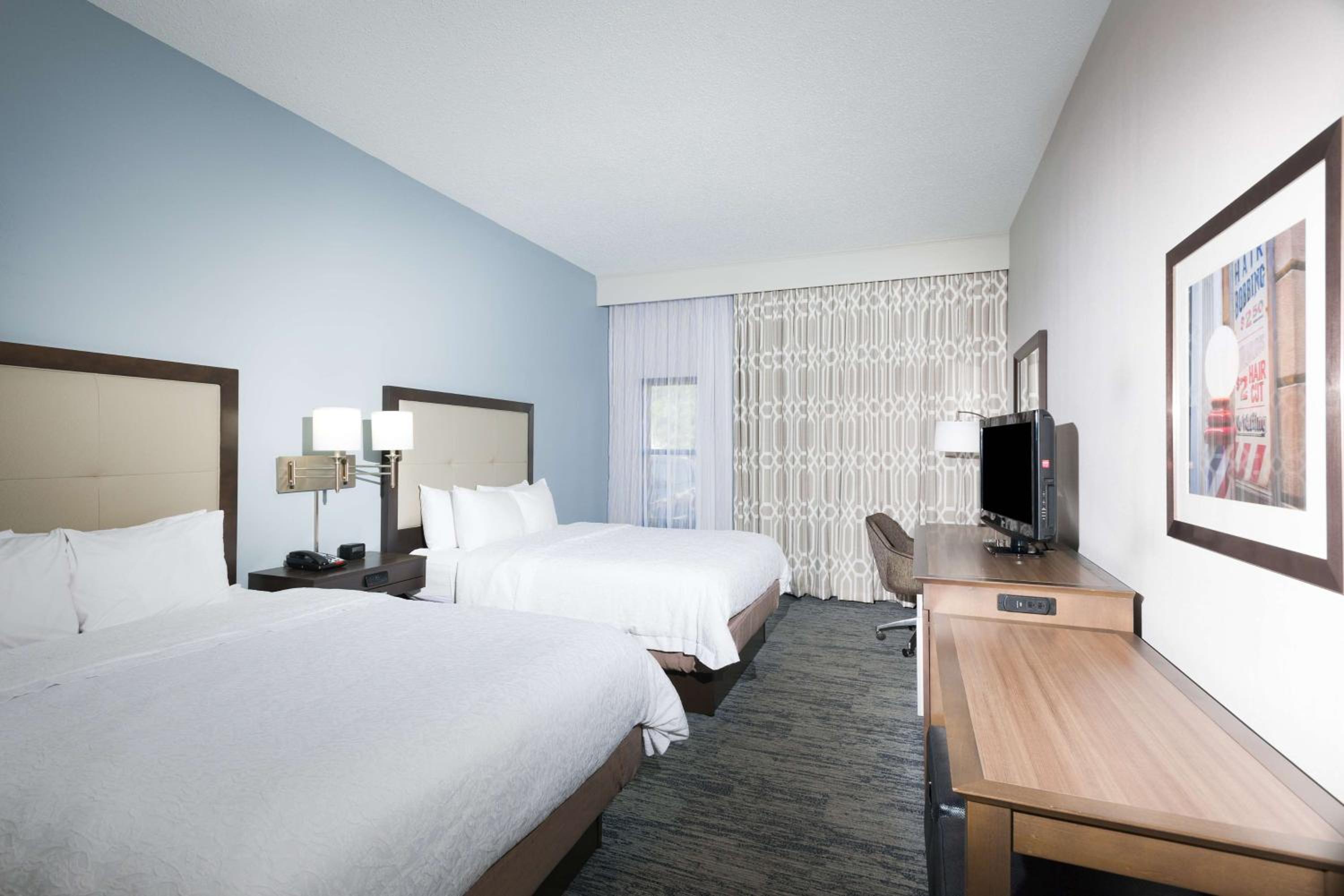 Queen Room with Two Queen Beds - Photo 3