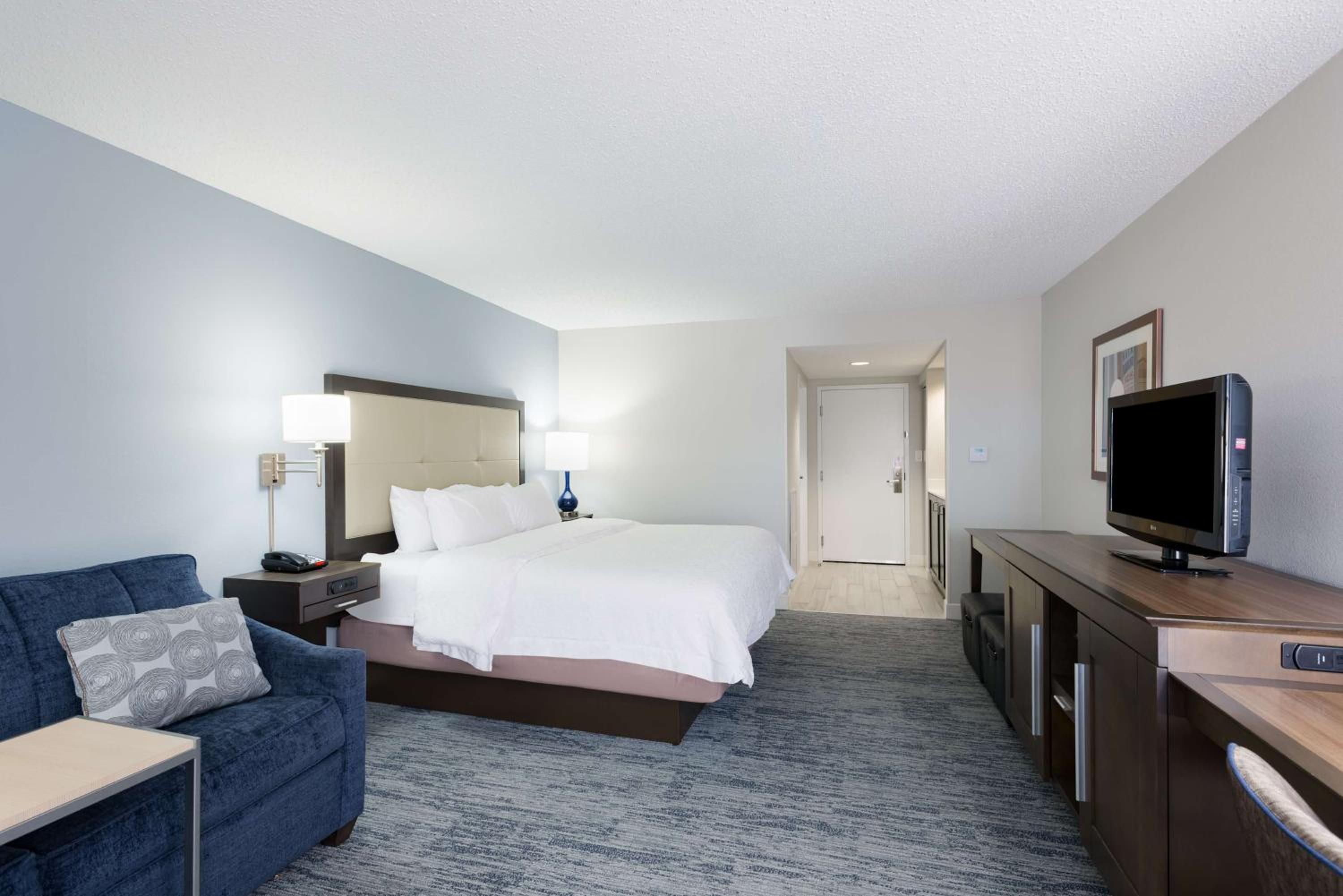 King Room with Sofa Bed - Non-Smoking photo 3