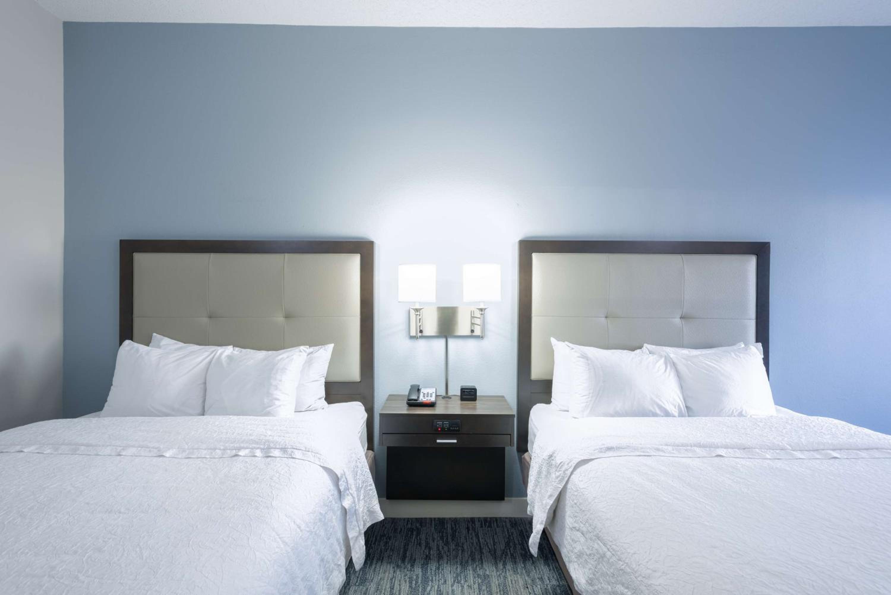 Queen Room with Two Queen Beds - Photo 2
