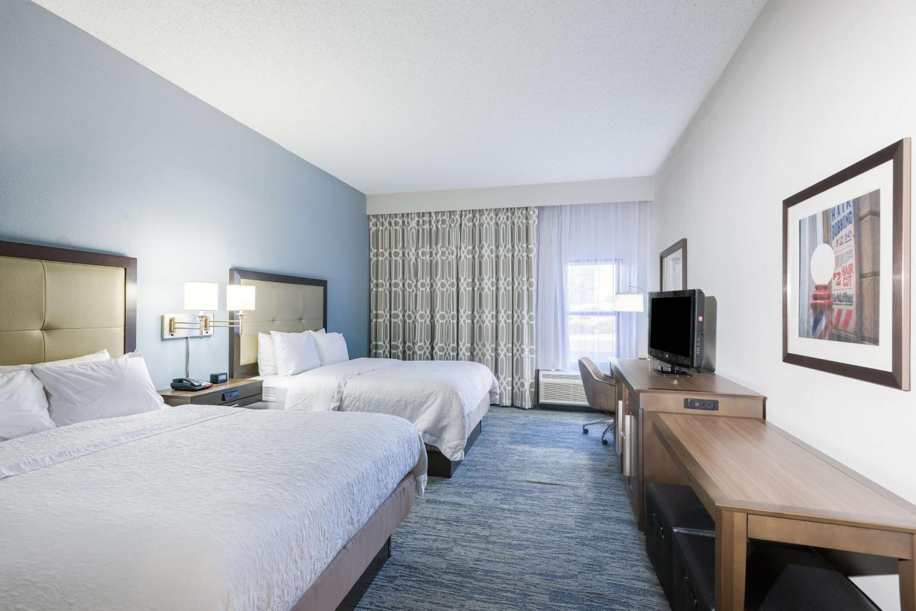 Queen Room with Two Queen Beds - Non-Smoking - Photo 2