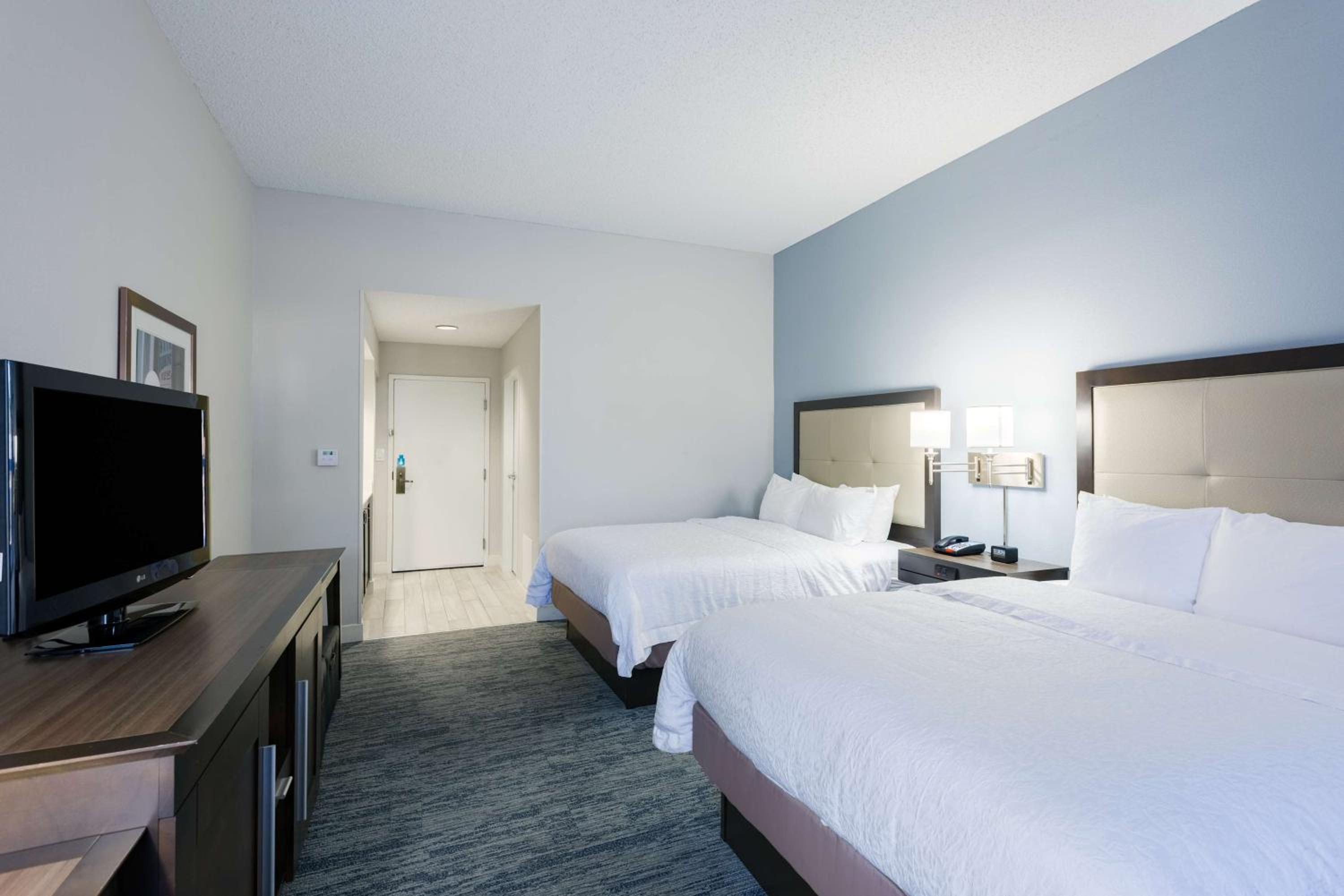 Queen Room with Two Queen Beds - Non-Smoking - Photo 3