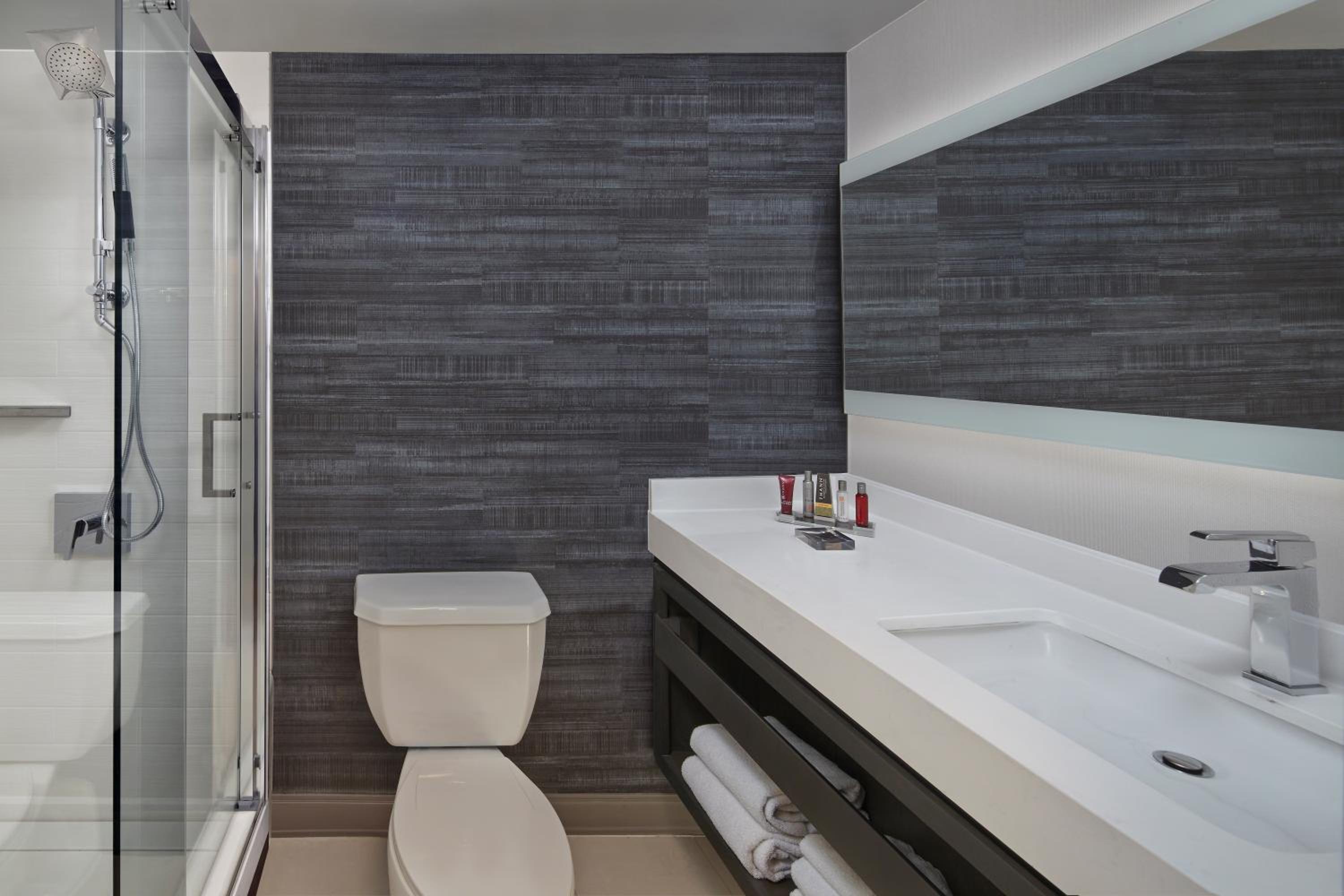 Deluxe Guest Room, King - Photo 3