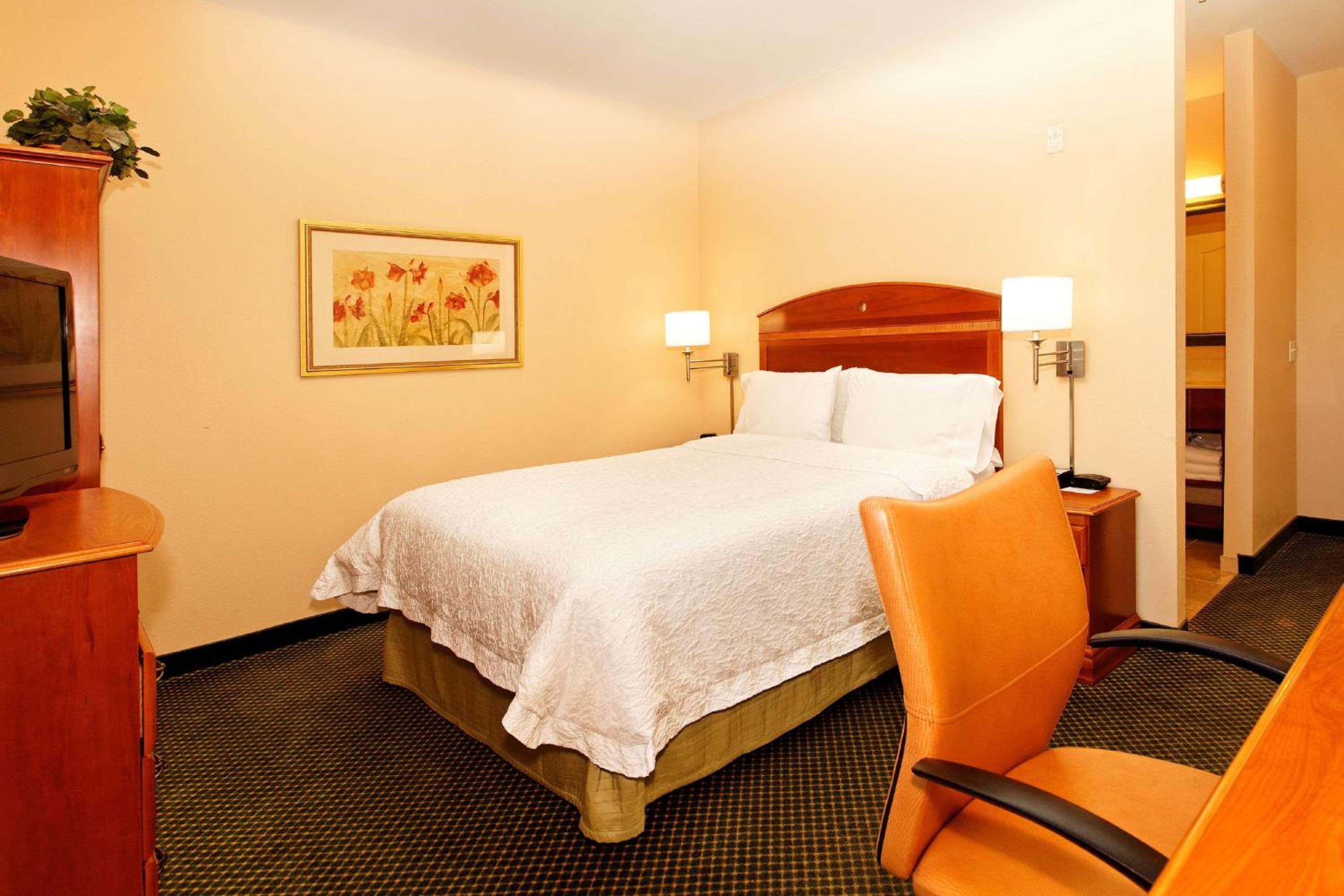 Queen Room with Roll-In Shower - Disability Access/Non-Smoking - Photo 1