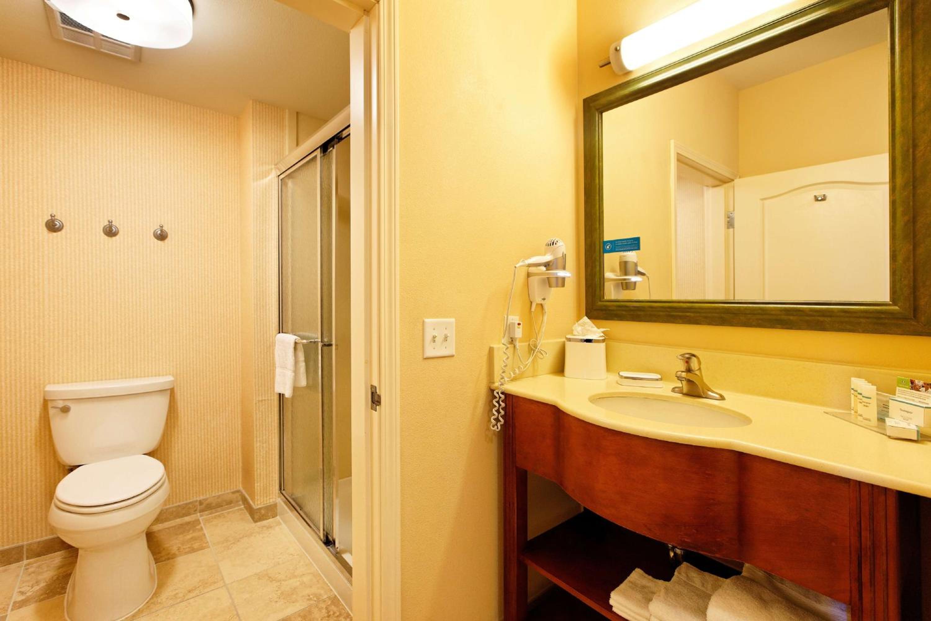 King Room with King Bed - Non-Smoking - Photo 6
