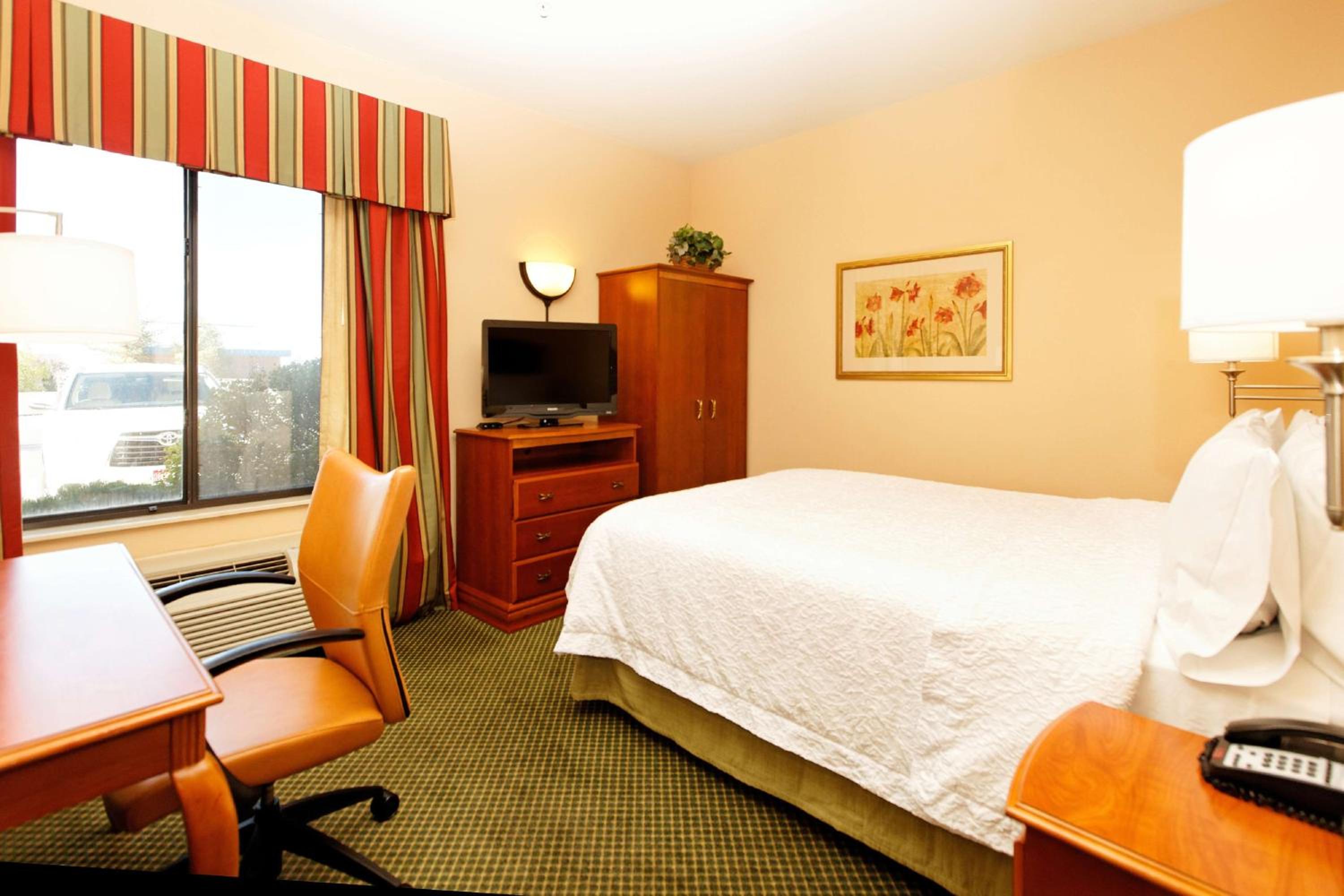 Queen Room with Roll-In Shower - Disability Access/Non-Smoking - Photo 2