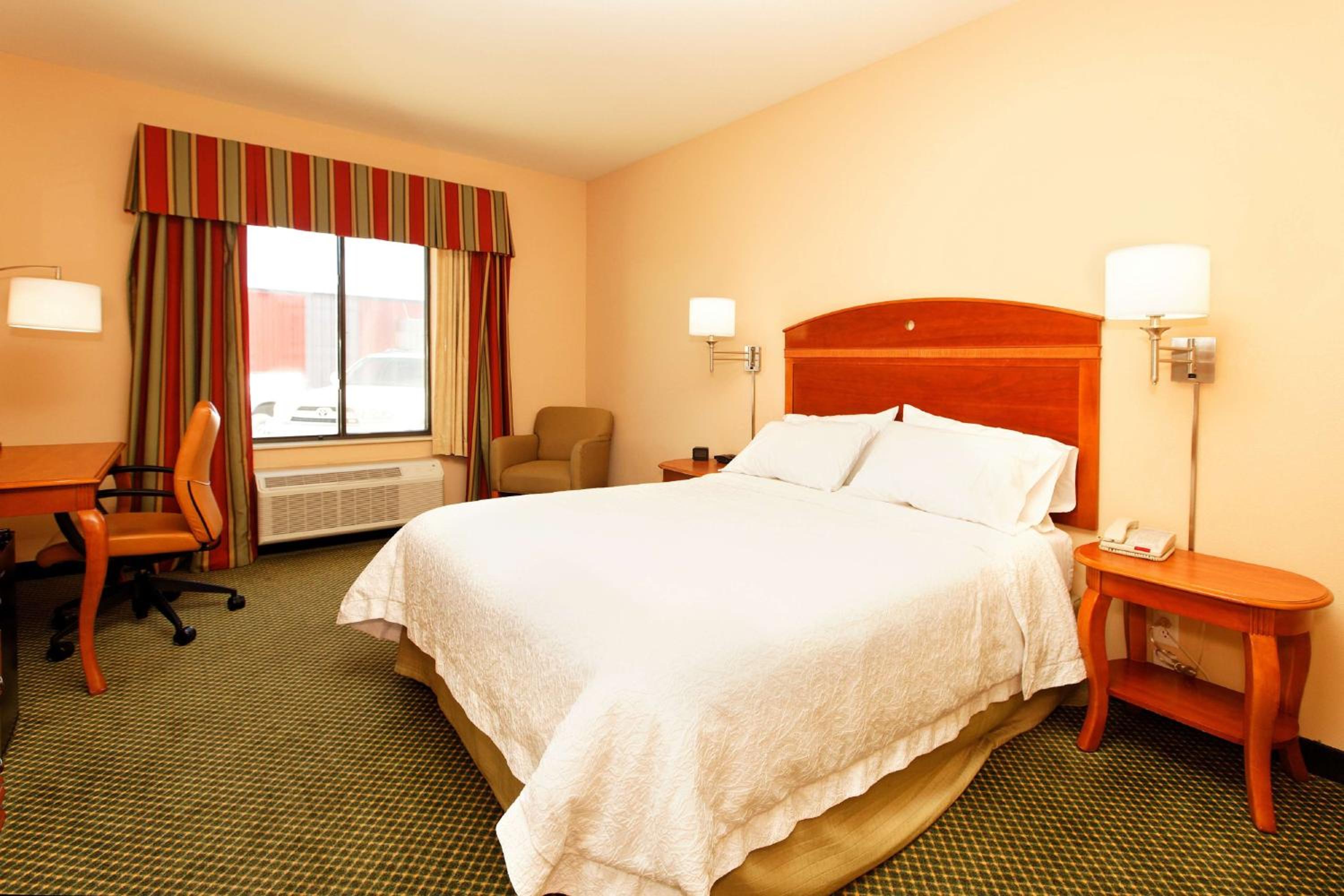 King Room with King Bed - Non-Smoking - Photo 3
