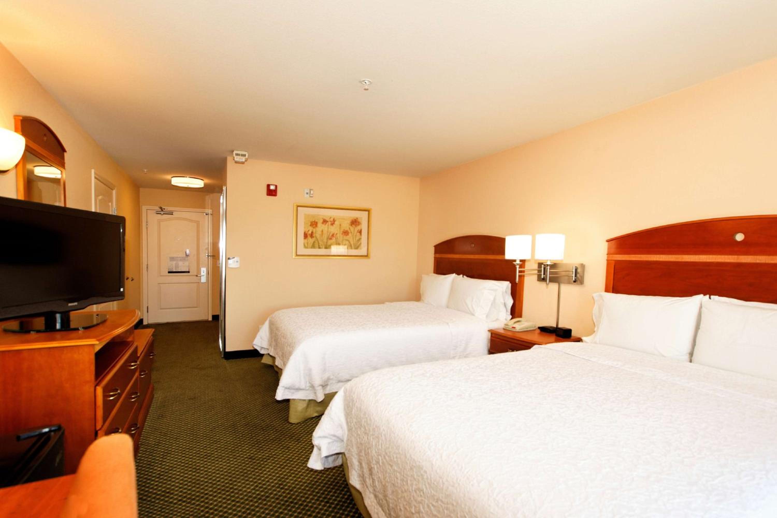 Room with Two Queen Beds - Non-Smoking - Photo 3