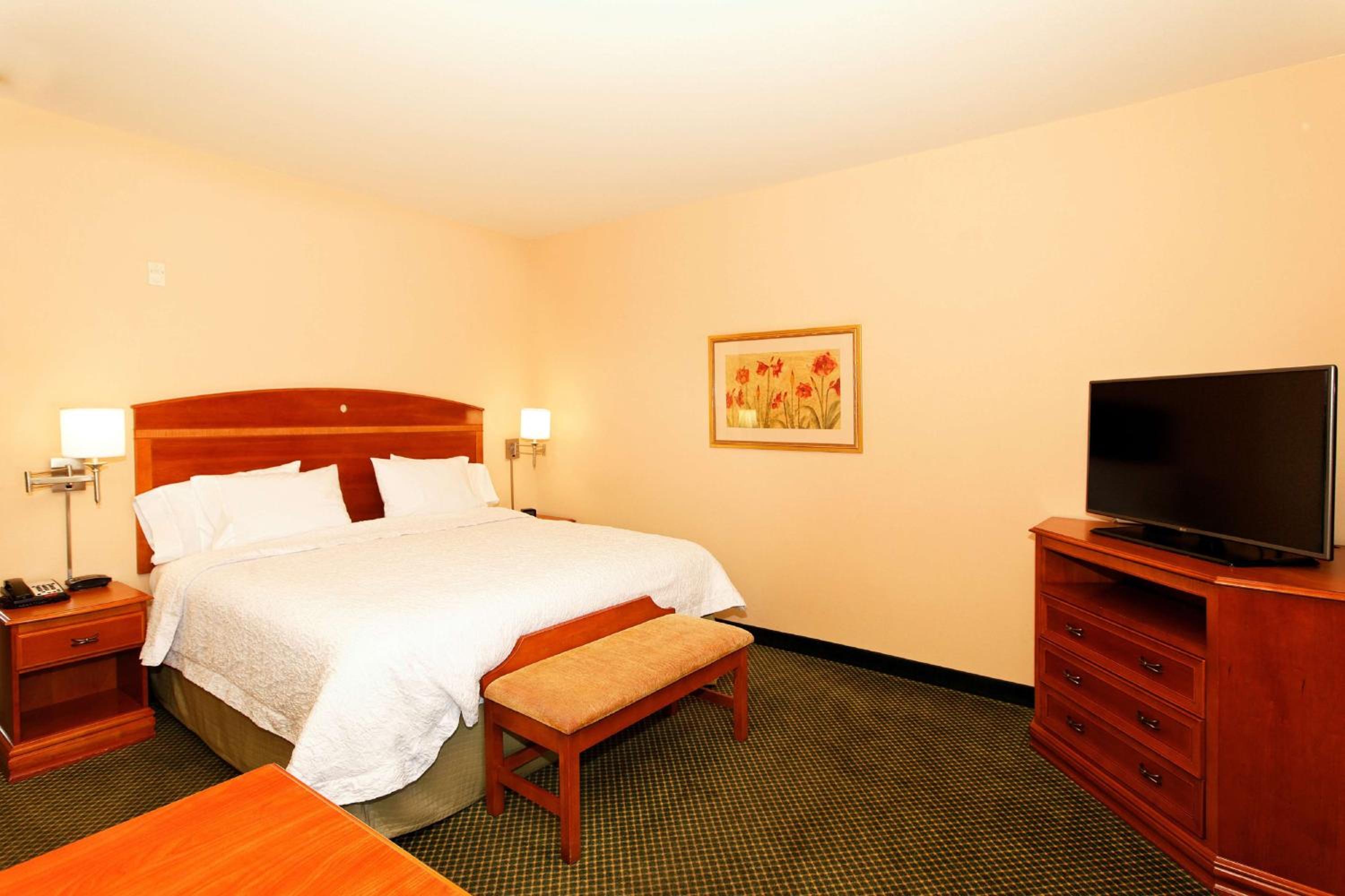 King Room with King Bed - Non-Smoking - Photo 2