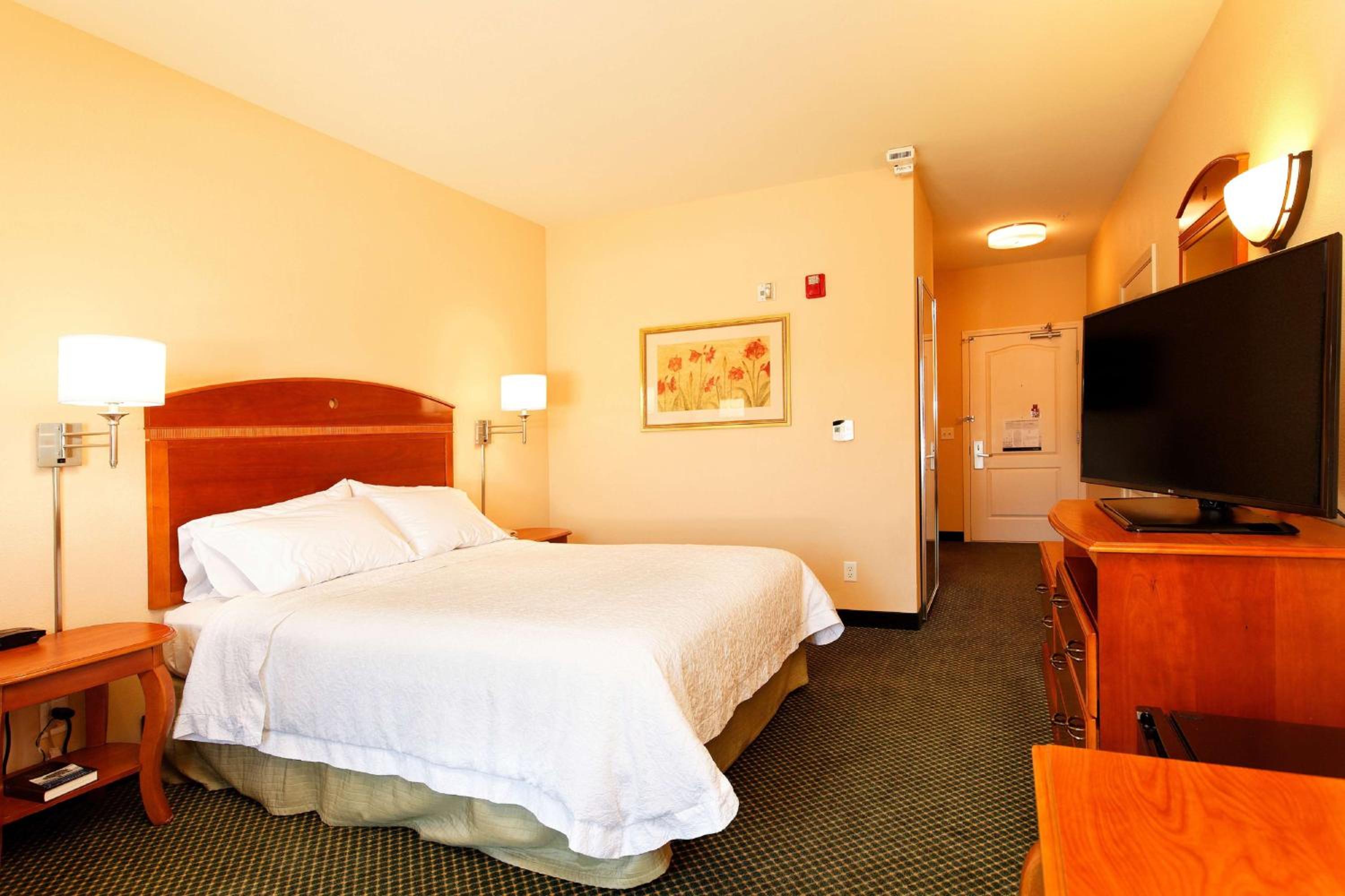 King Room with King Bed - Non-Smoking - Photo 5