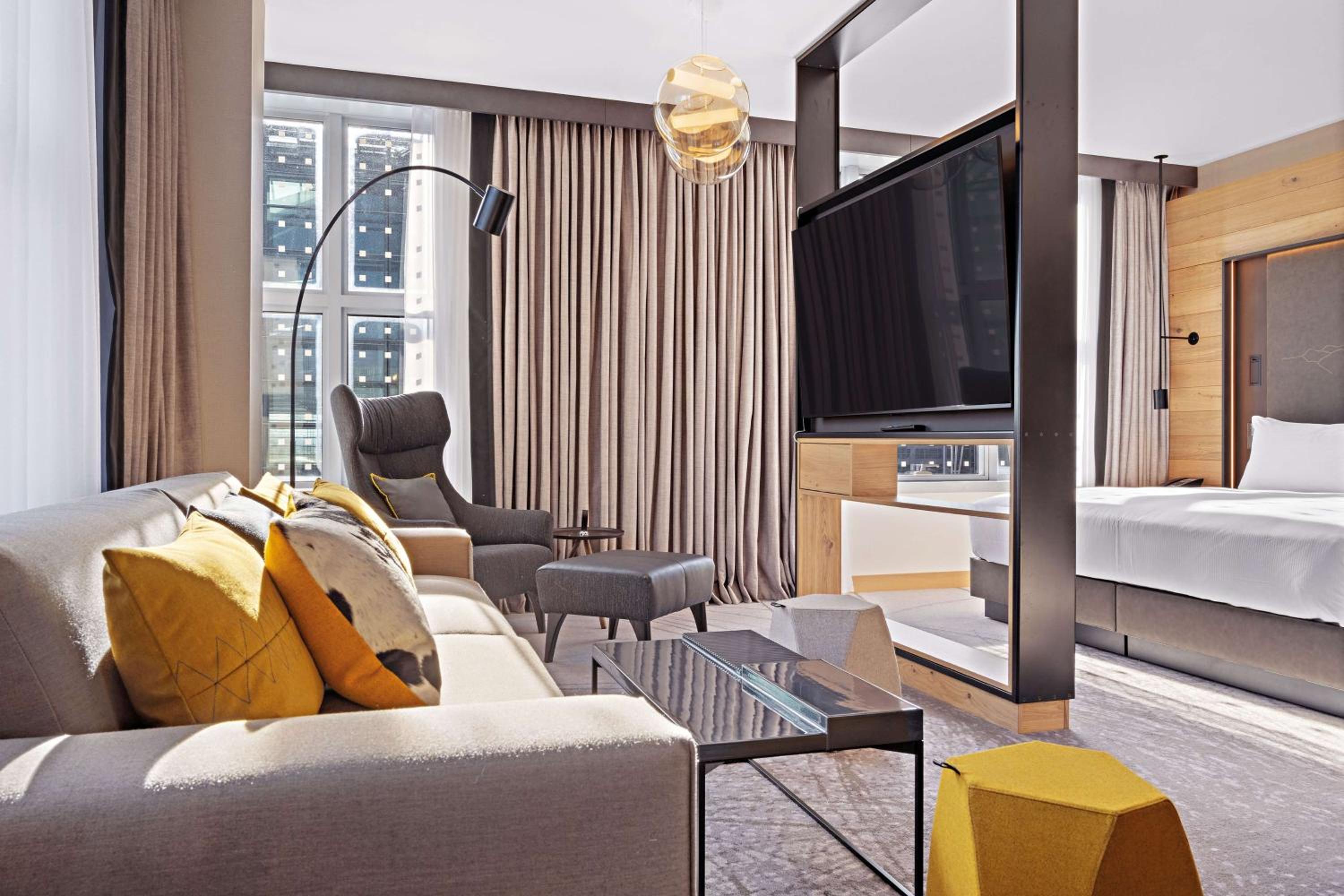 One-Bedroom Presidential King Suite thumbnail 5