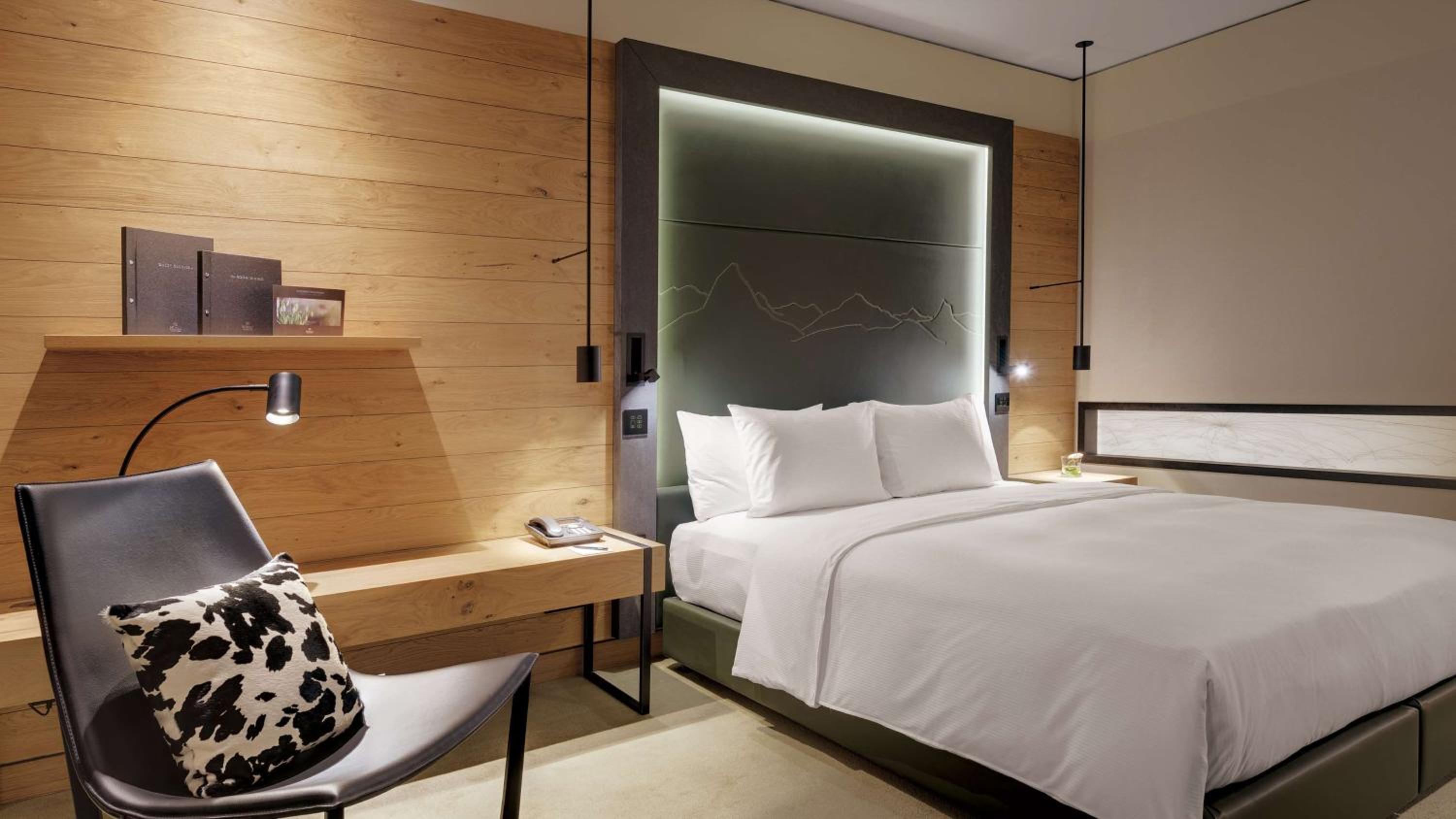 Deluxe King Room - Photo 13
