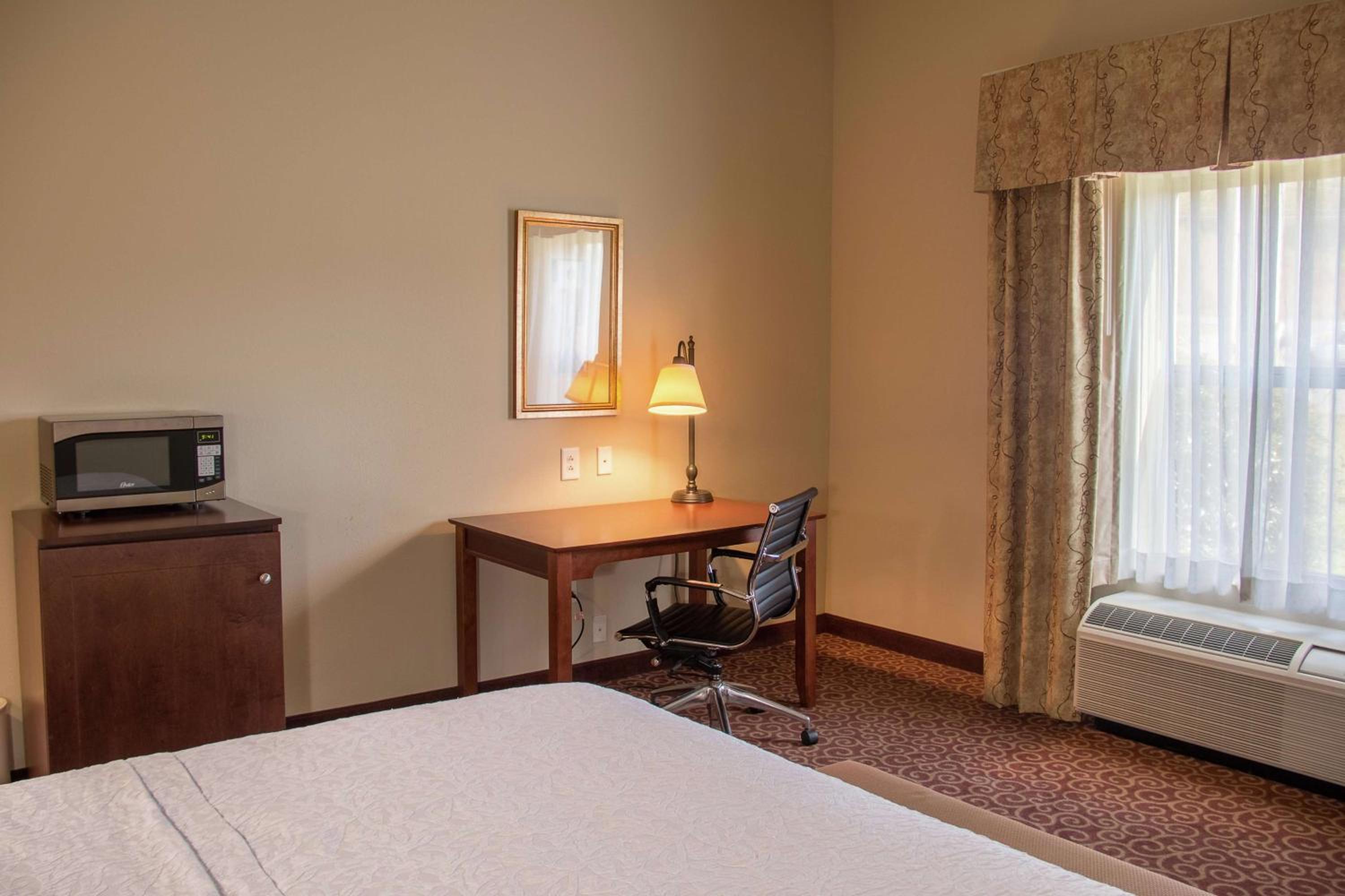 King Room with King Bed - Non-Smoking - Photo 2