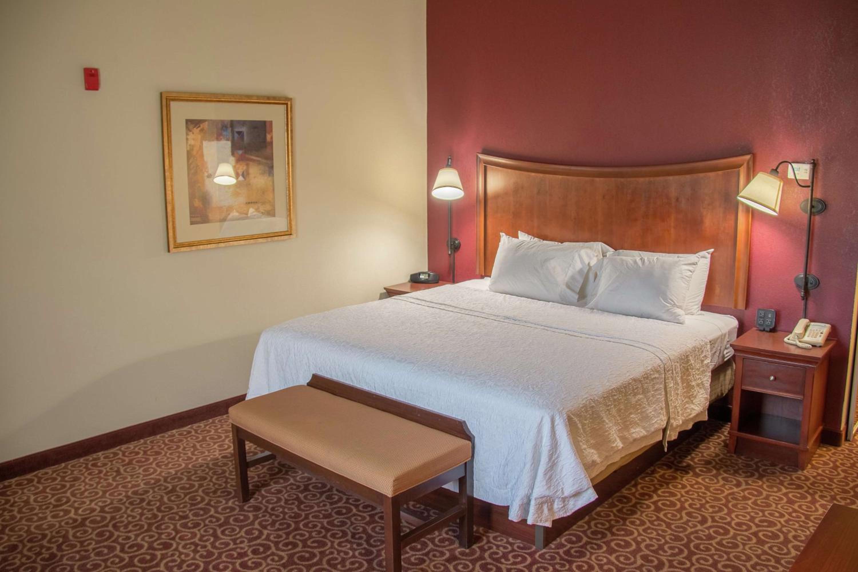 King Room with King Bed - Non-Smoking - Photo 3
