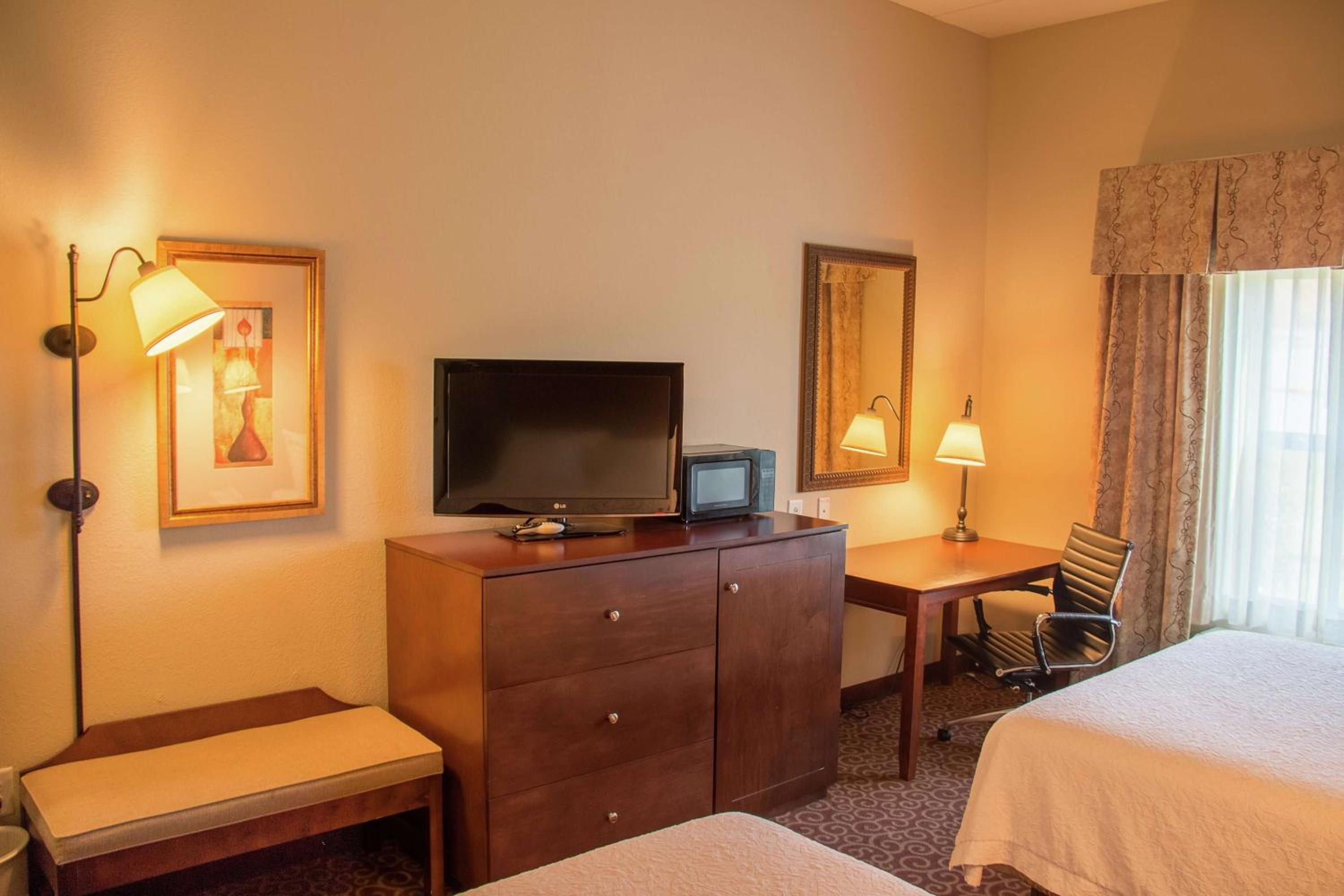 Room with Two Queen Beds - Non-Smoking - Photo 5