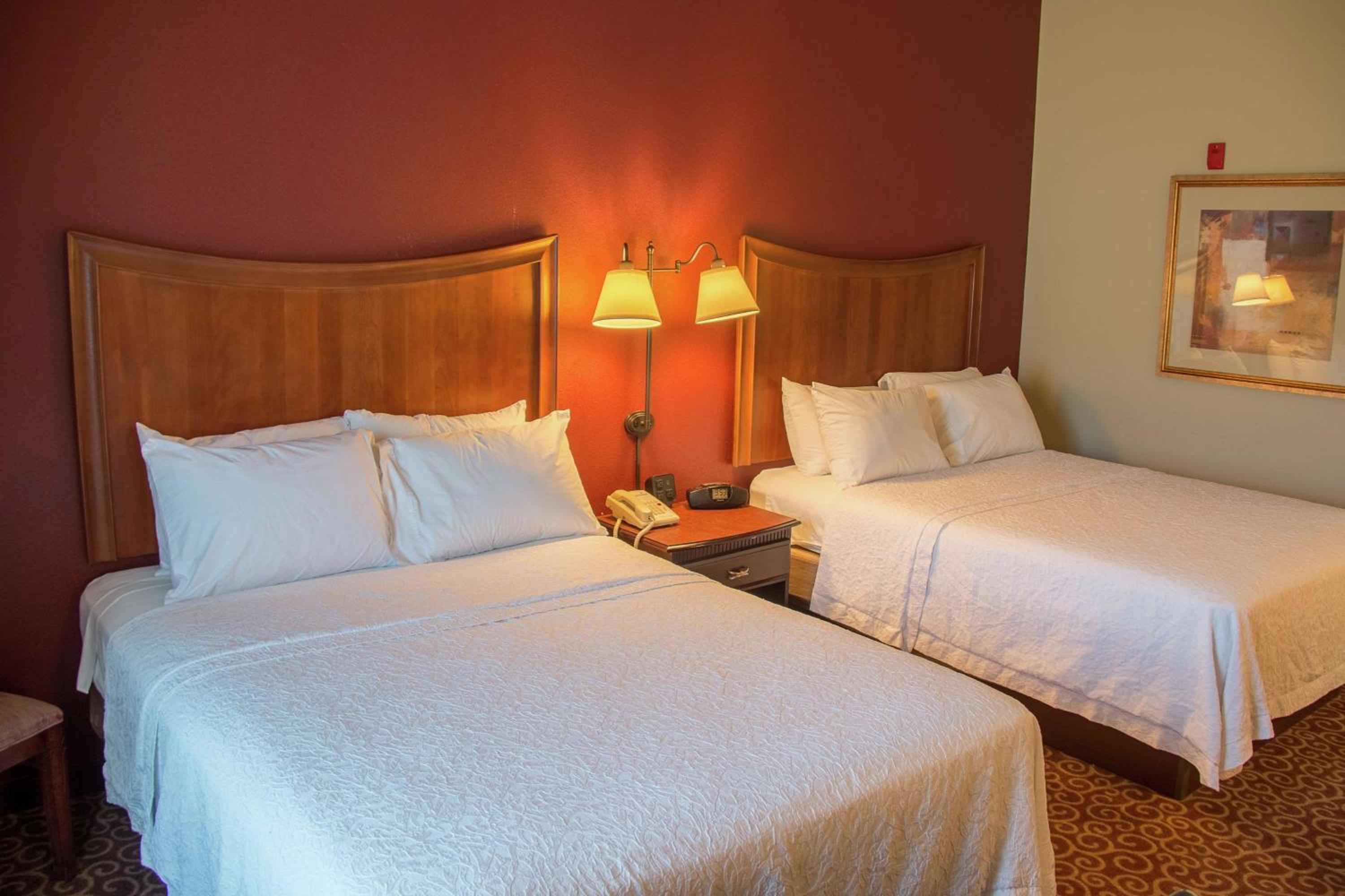 Room with Two Queen Beds - Non-Smoking - Photo 2