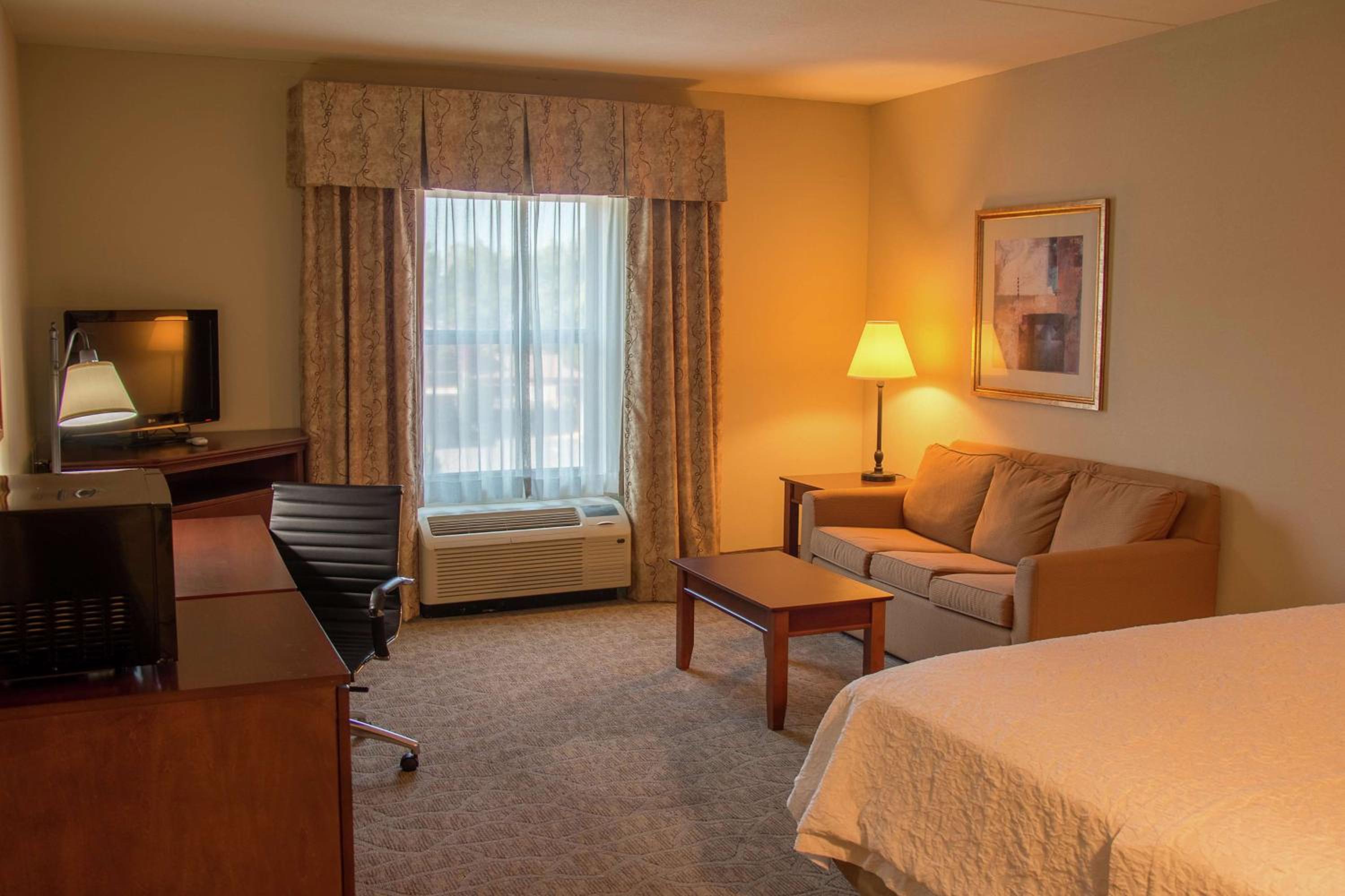 King Room with Roll-In Shower - Mobility Access/Non-Smoking