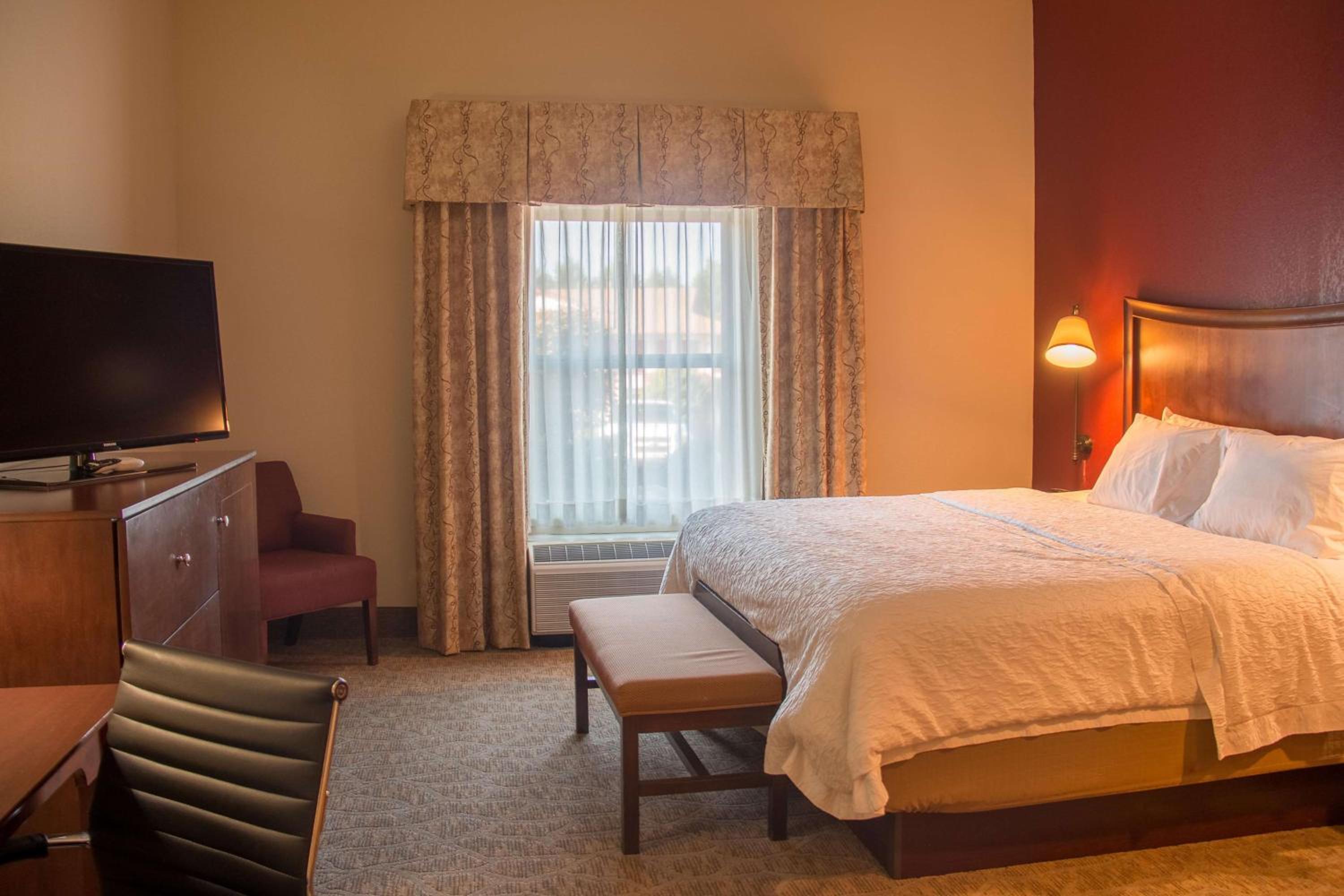 King Room with Roll-In Shower - Mobility Access/Non-Smoking photo 2