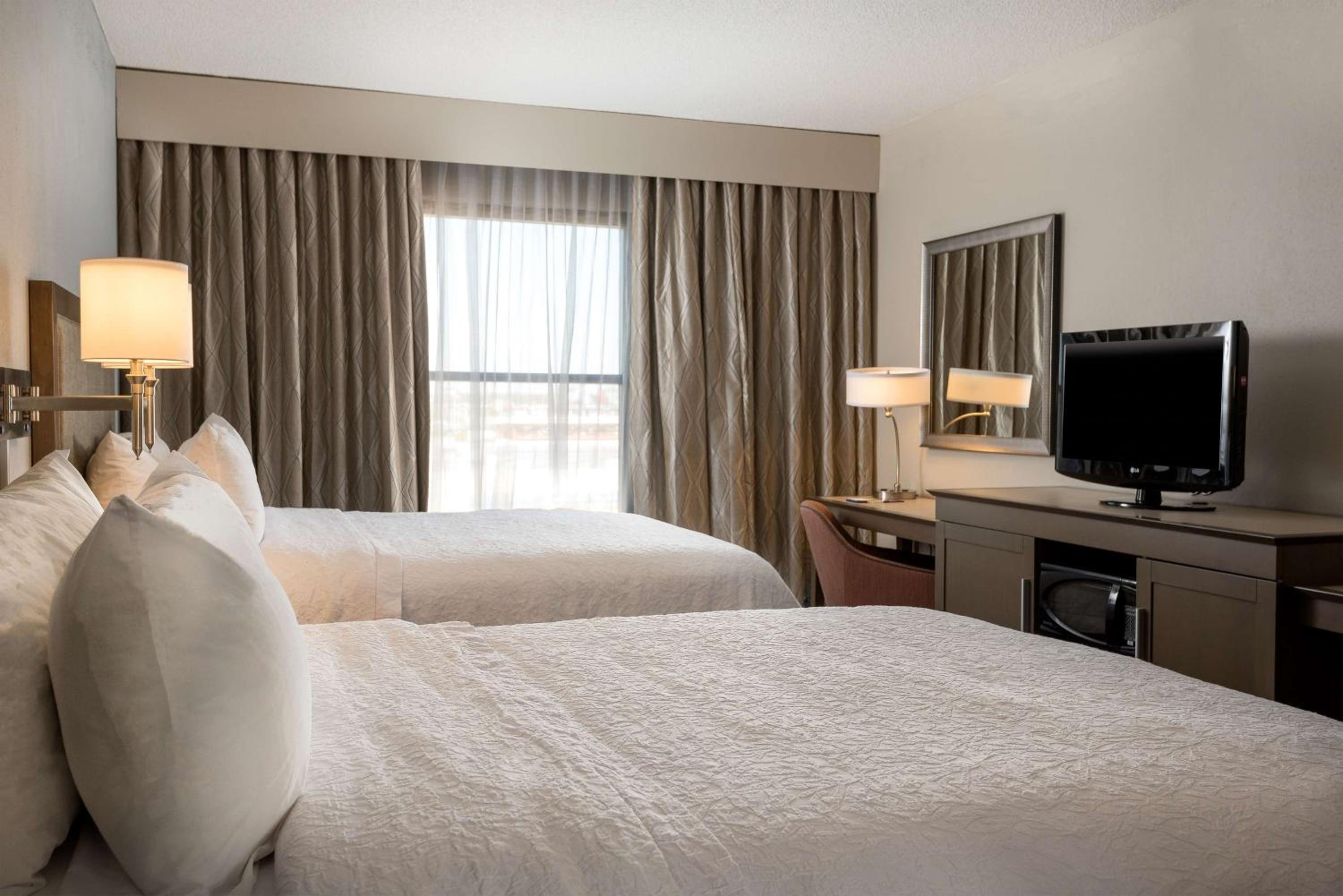 Room with Two Queen Beds - Non-Smoking - Photo 4