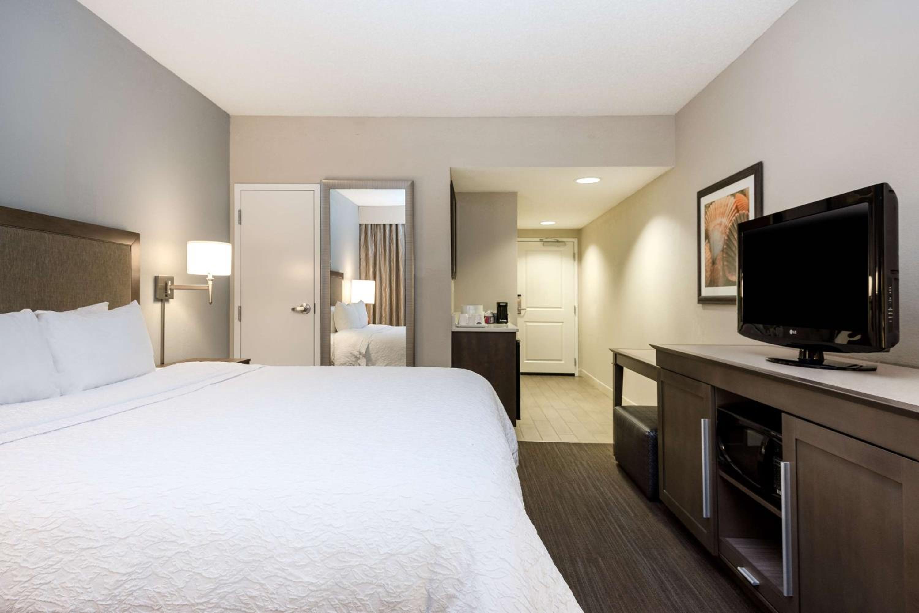 King Room with King Bed - Non-Smoking - Photo 4