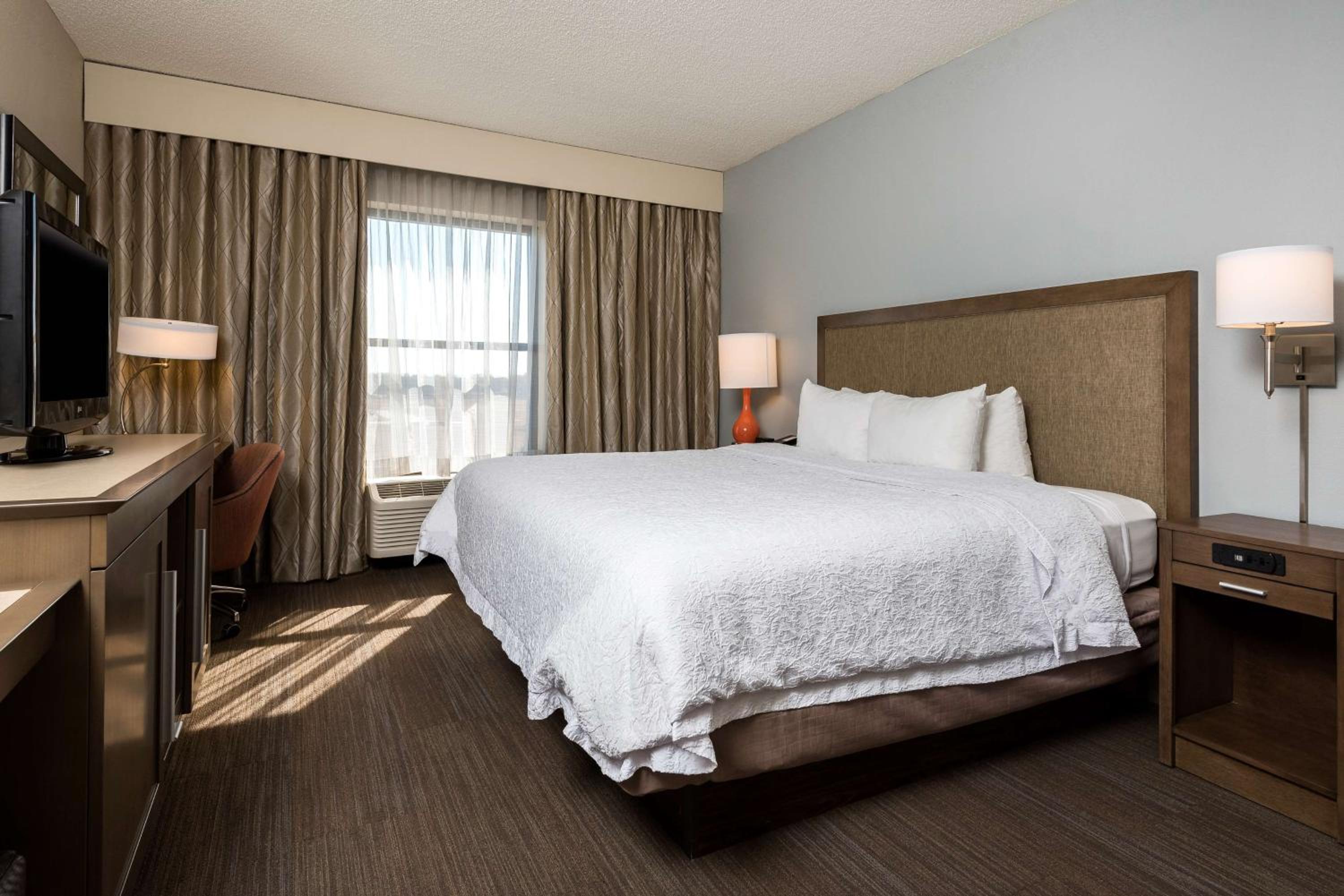 King Room with King Bed - Non-Smoking - Photo 3