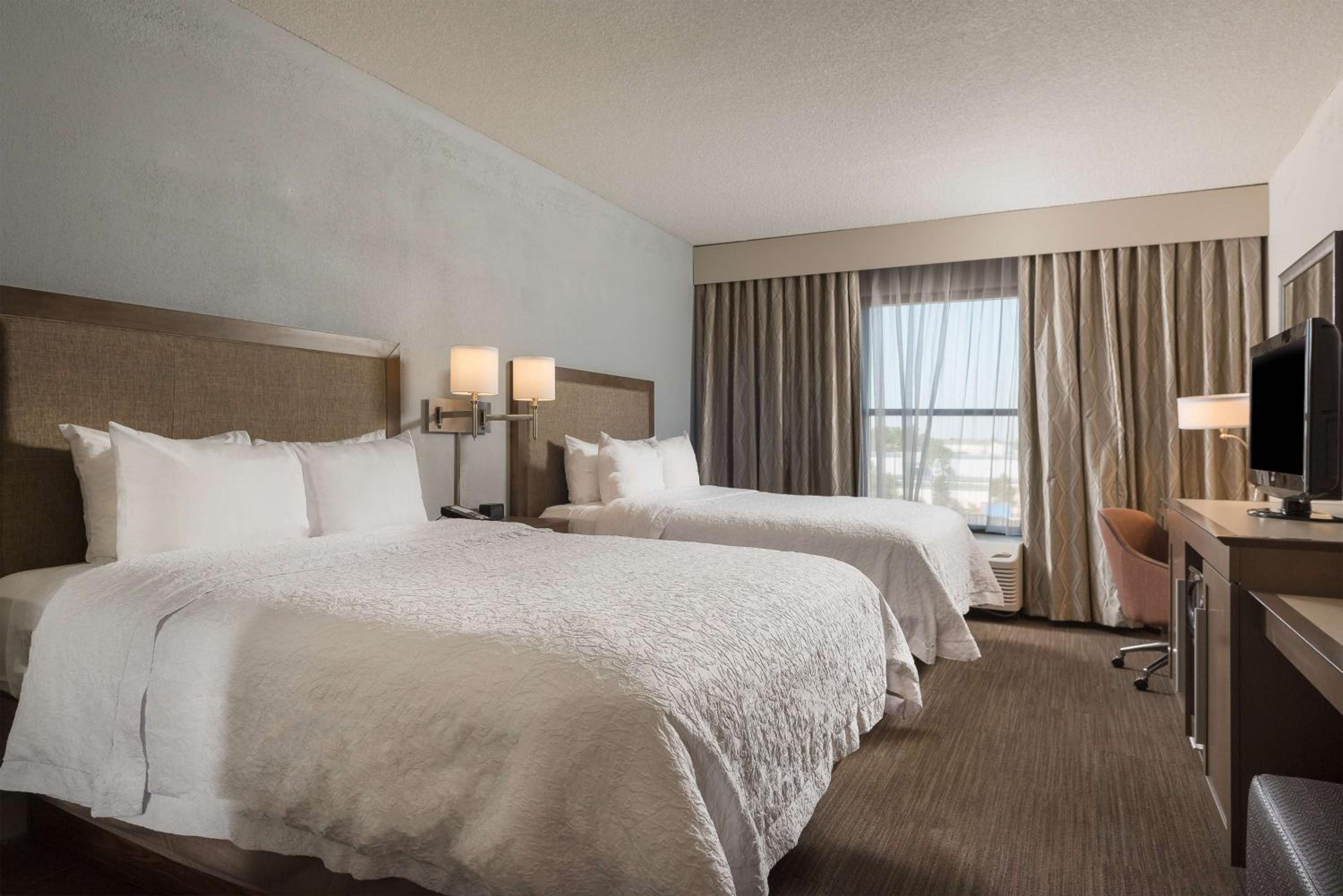 Room with Two Queen Beds - Non-Smoking - Photo 3