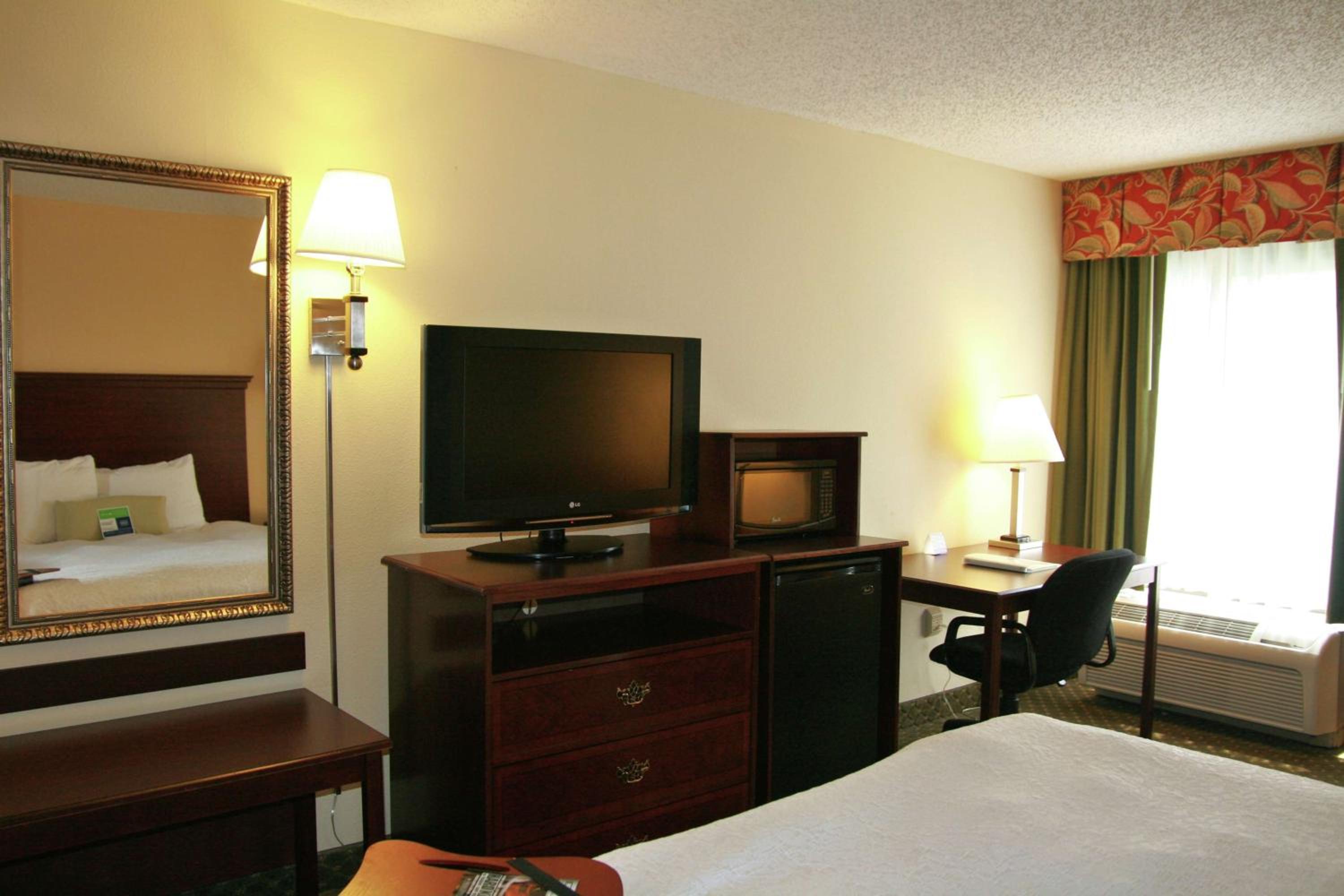 King Room with Accessible Tub - Mobility and Hearing Access/Non-Smoking - Photo 1