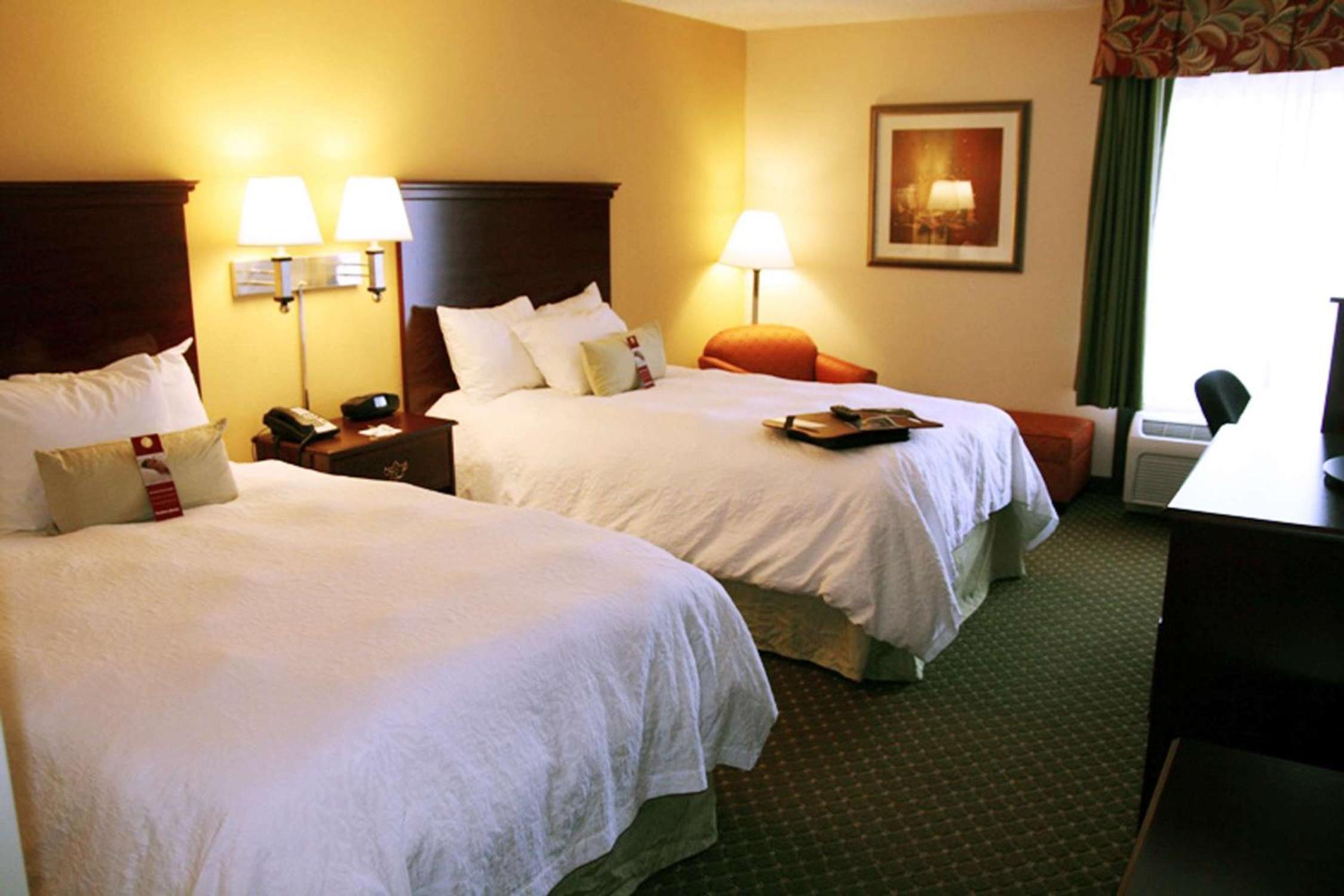 Double Room with Two Queen Beds and Bath Tub - Mobility and Hearing Access/Non-Smoking - Photo 1
