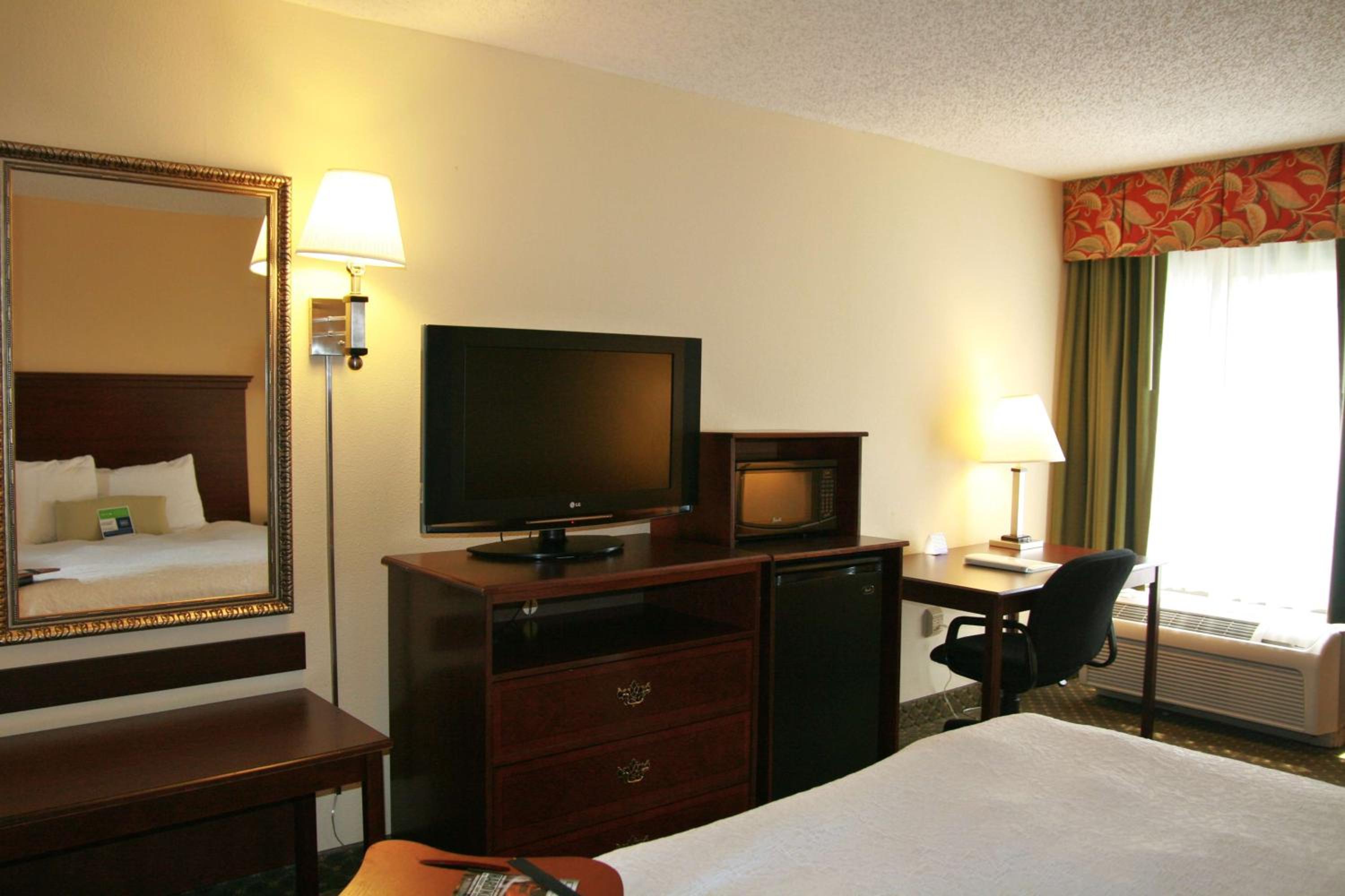 Double Room with Roll-In Shower - Mobility and Hearing Accessible/Non-Smoking - Photo 2