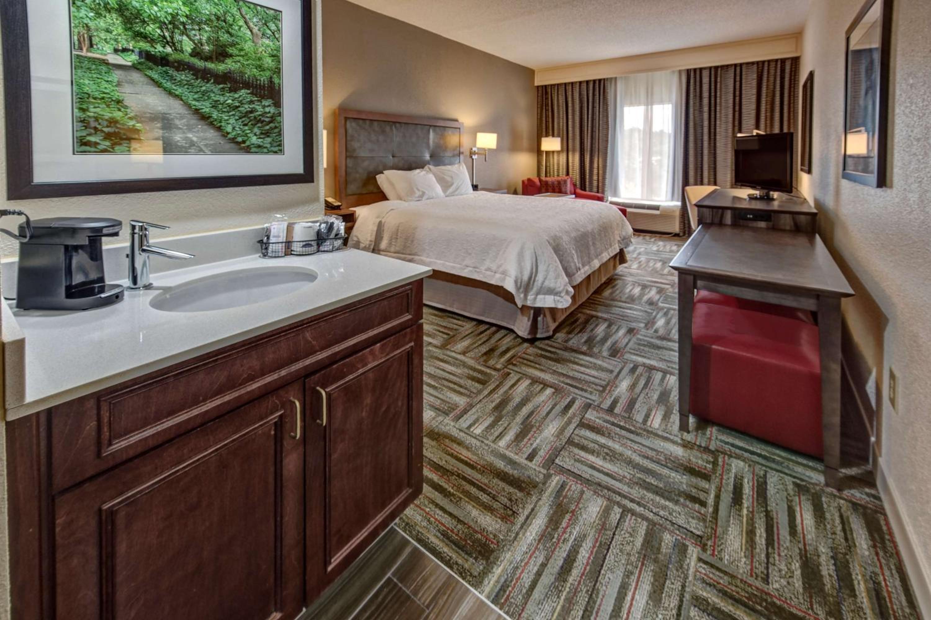 King Room with King Bed - Non-Smoking - Photo 1