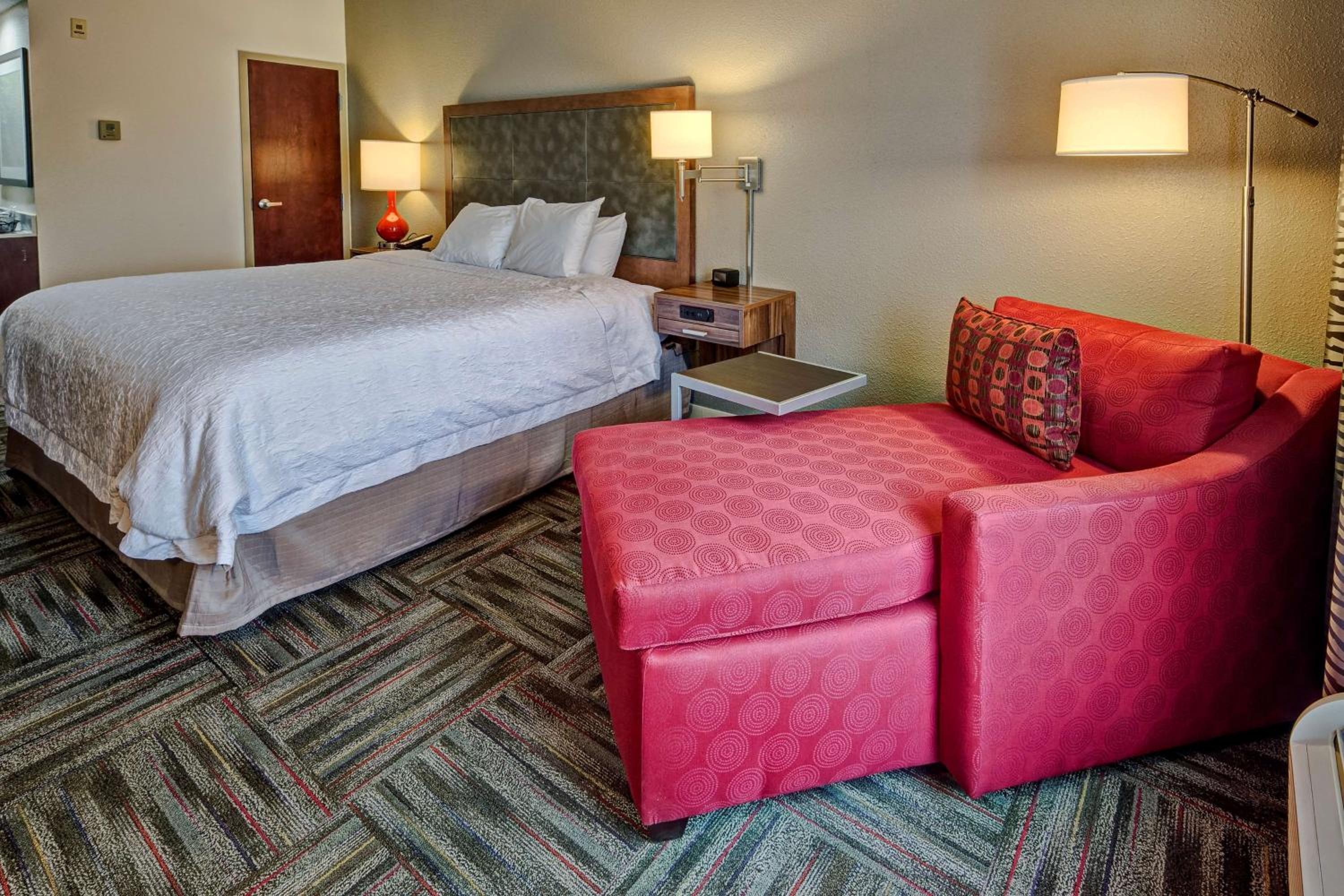 King Room with King Bed - Non-Smoking - Photo 5