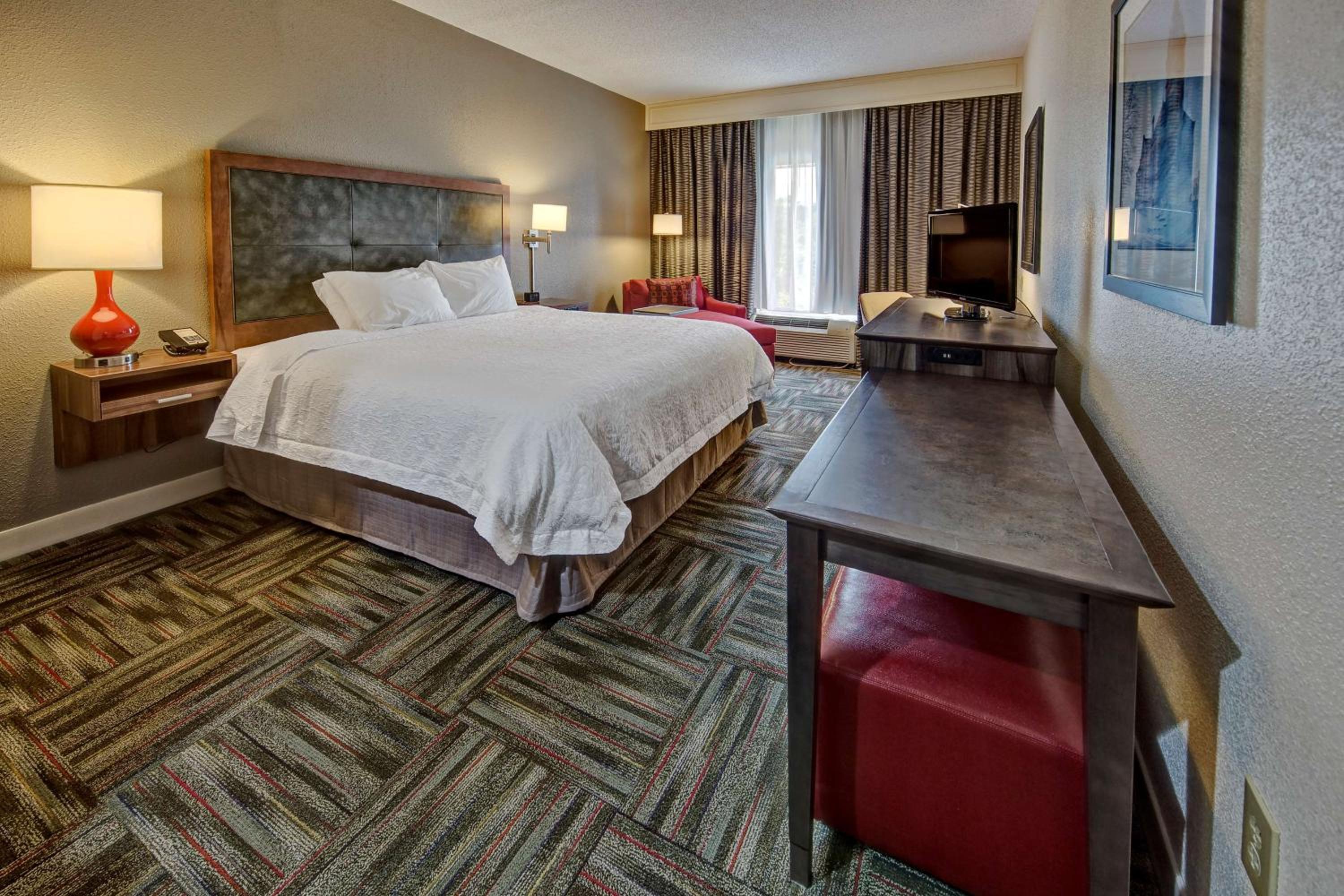 King Room with King Bed - Non-Smoking - Photo 2