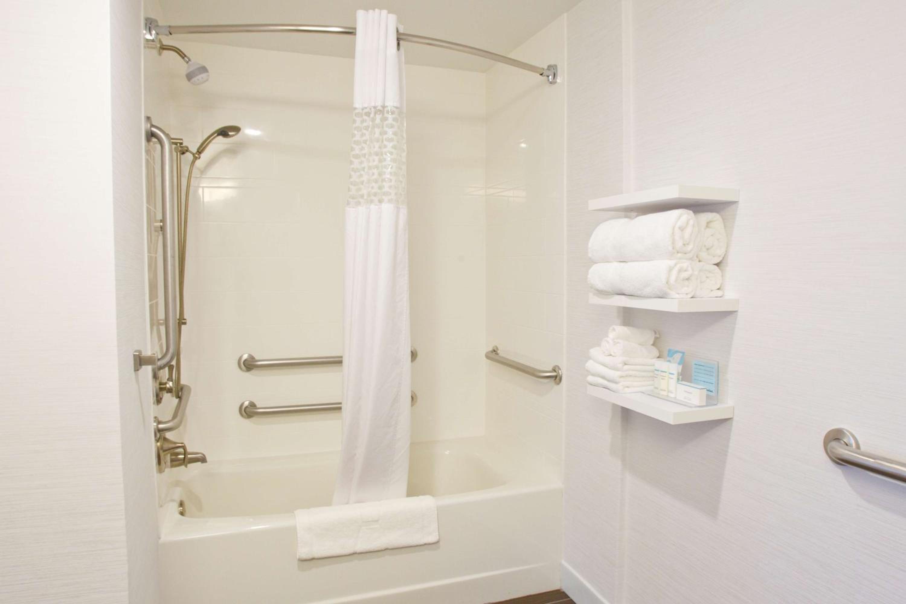 King Suite with Bath Tub - Mobility Access/Non-Smoking photo 2