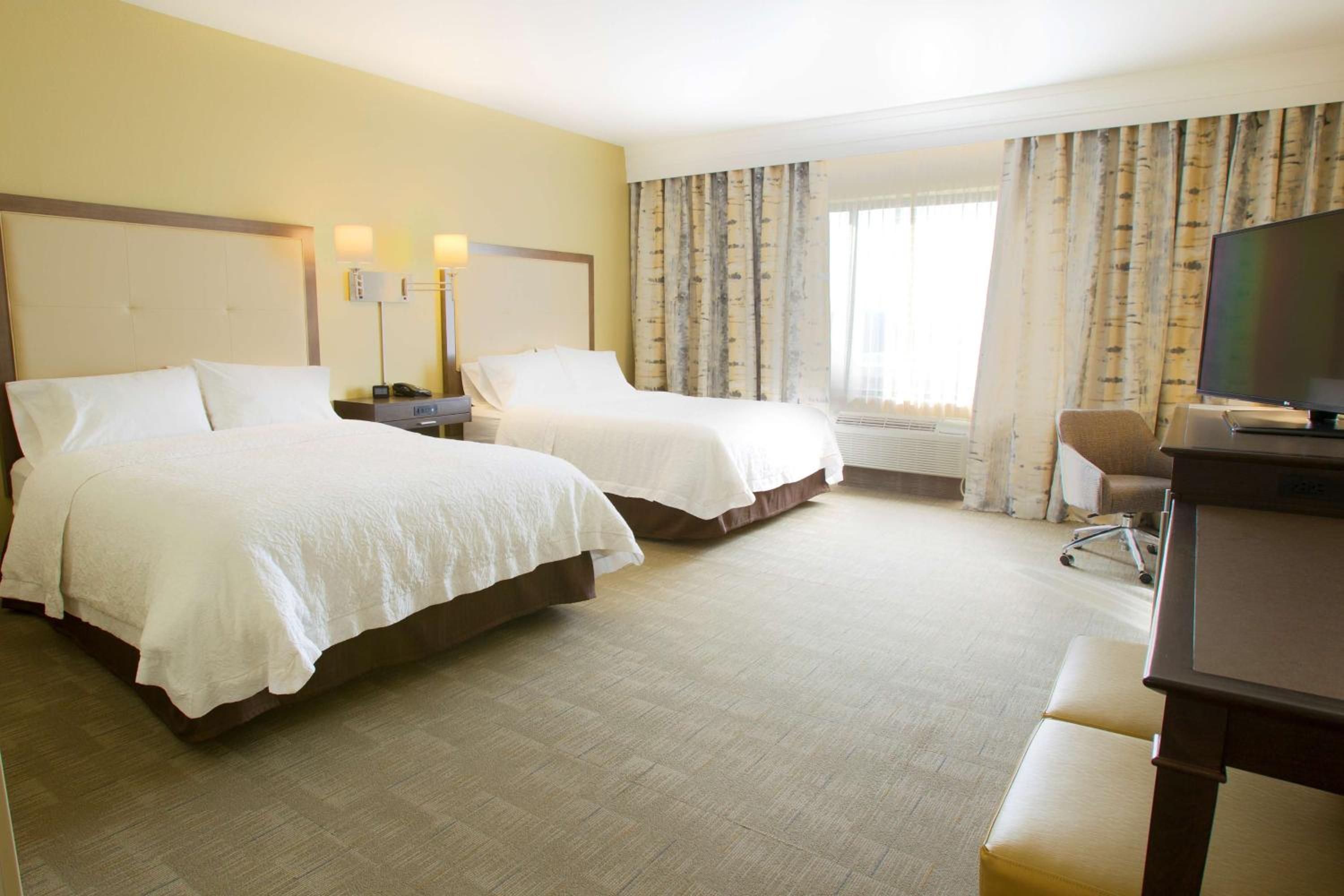 Double Room with Two Queen Beds and Bath Tub - Mobility Access photo 1