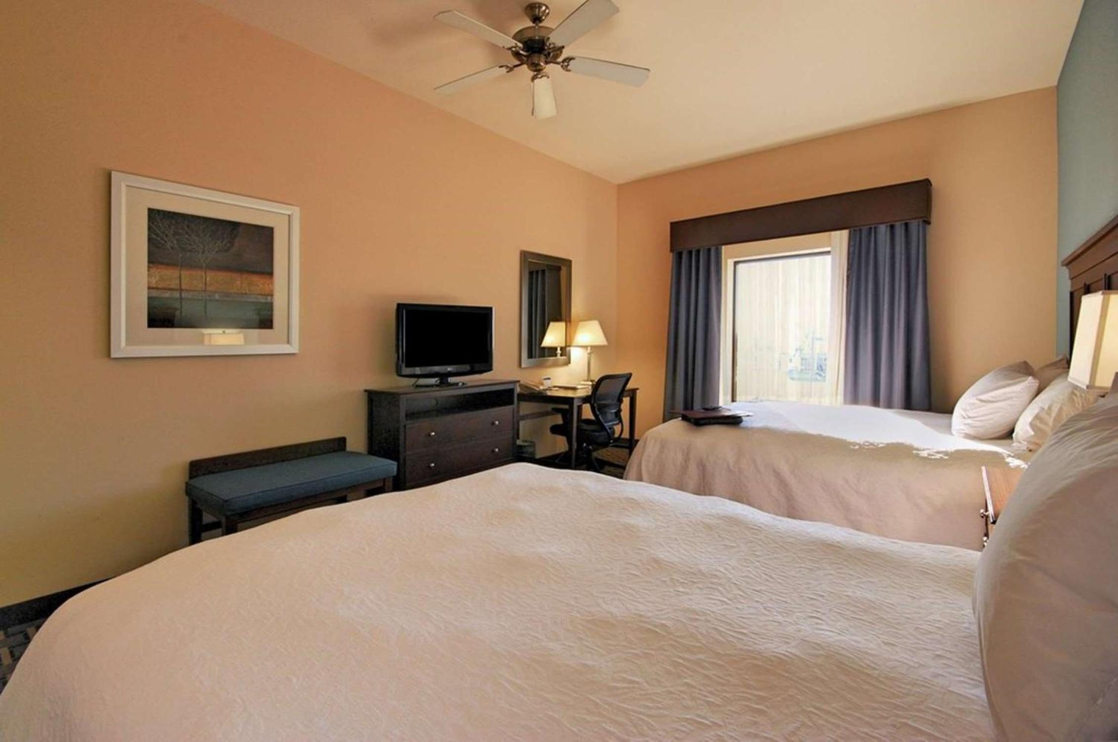 Room with Two Queen Beds - Non-Smoking - Photo 9