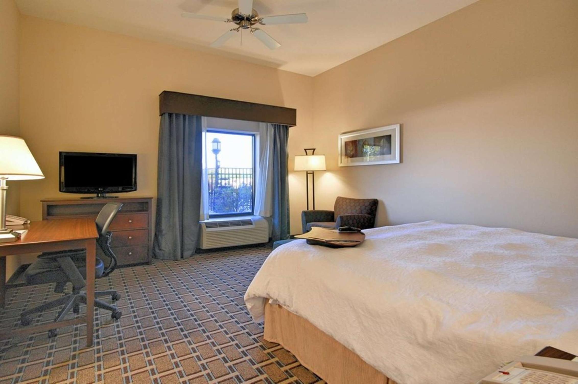 King Room with King Bed - Non-Smoking - Photo 2