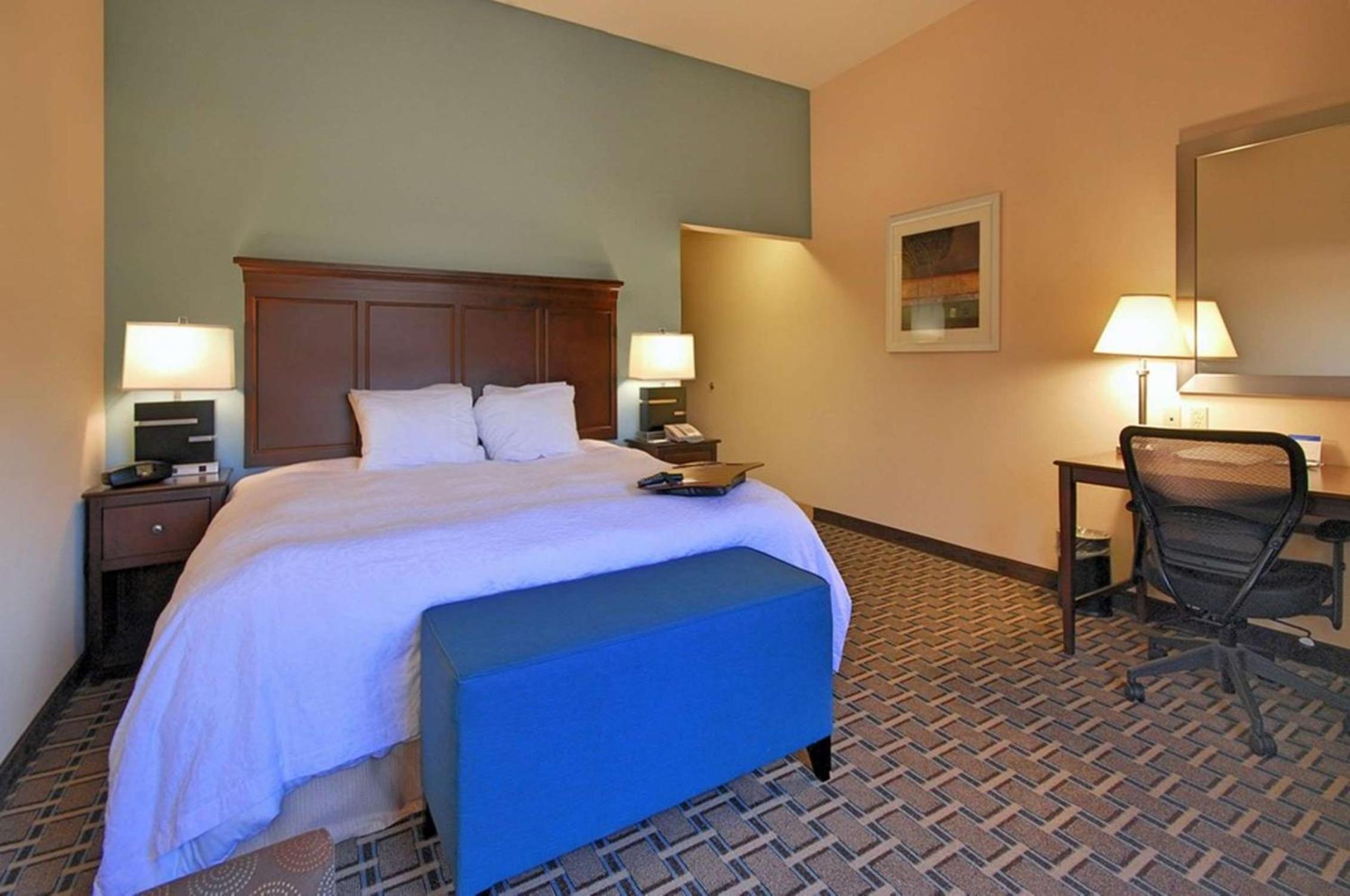 King Room with King Bed - Non-Smoking - Photo 3