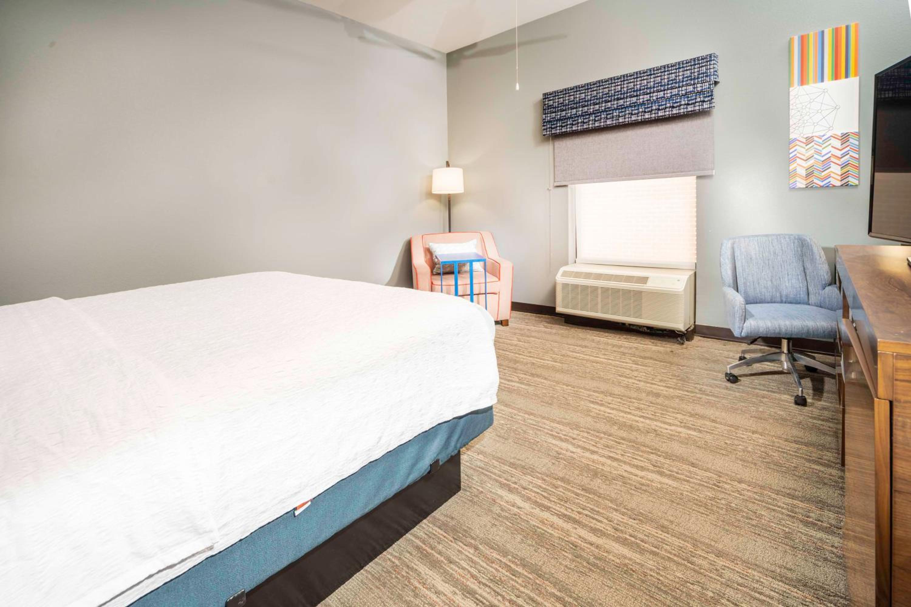King Room with King Bed - Non-Smoking - Photo 6