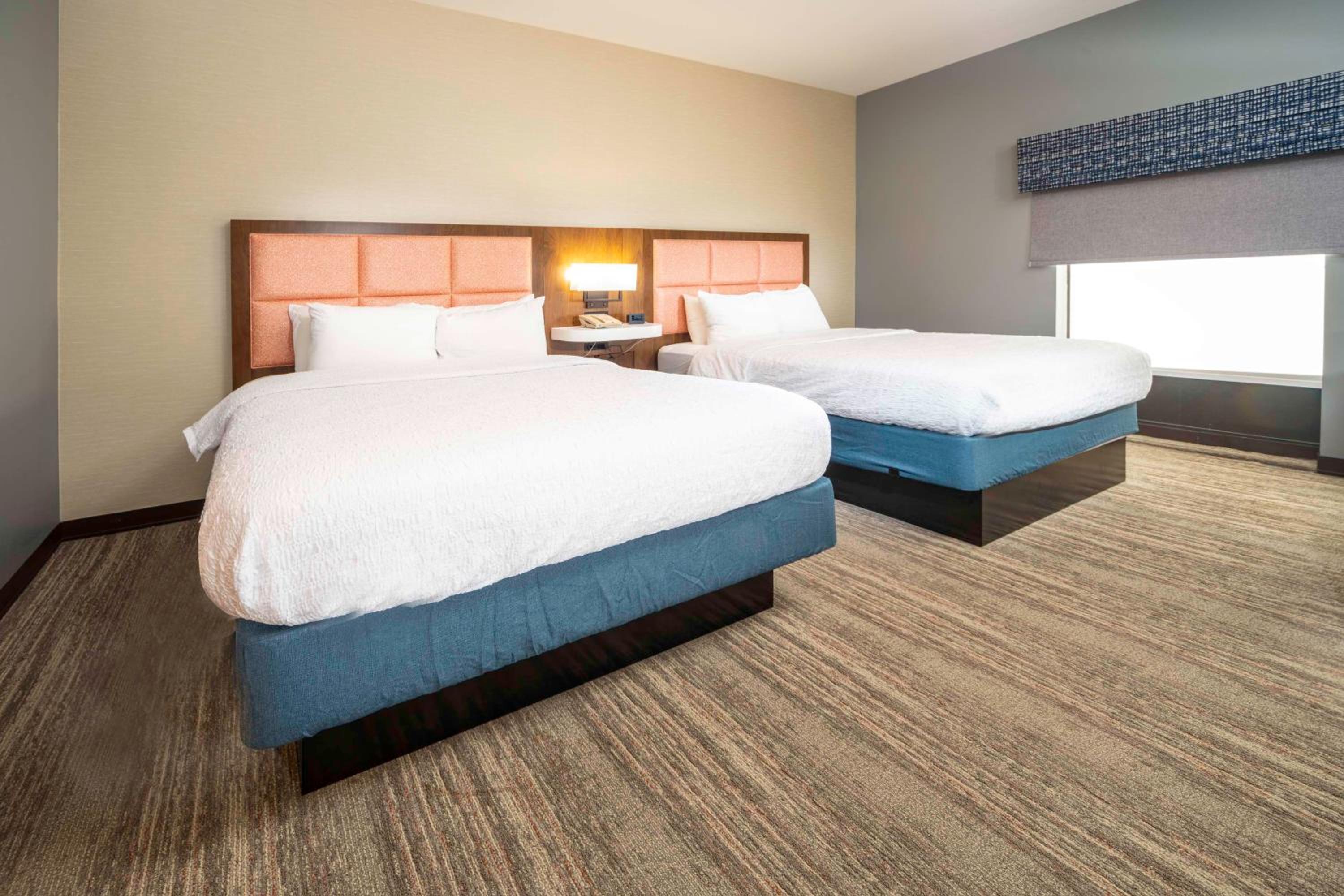 Room with Two Queen Beds - Non-Smoking - Photo 6