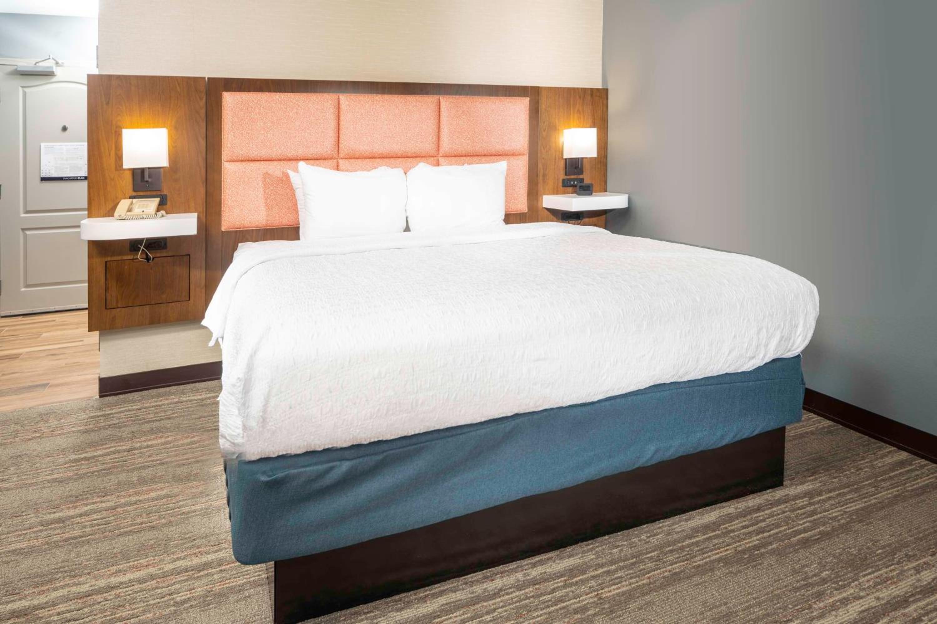 King Room with King Bed - Non-Smoking - Photo 7