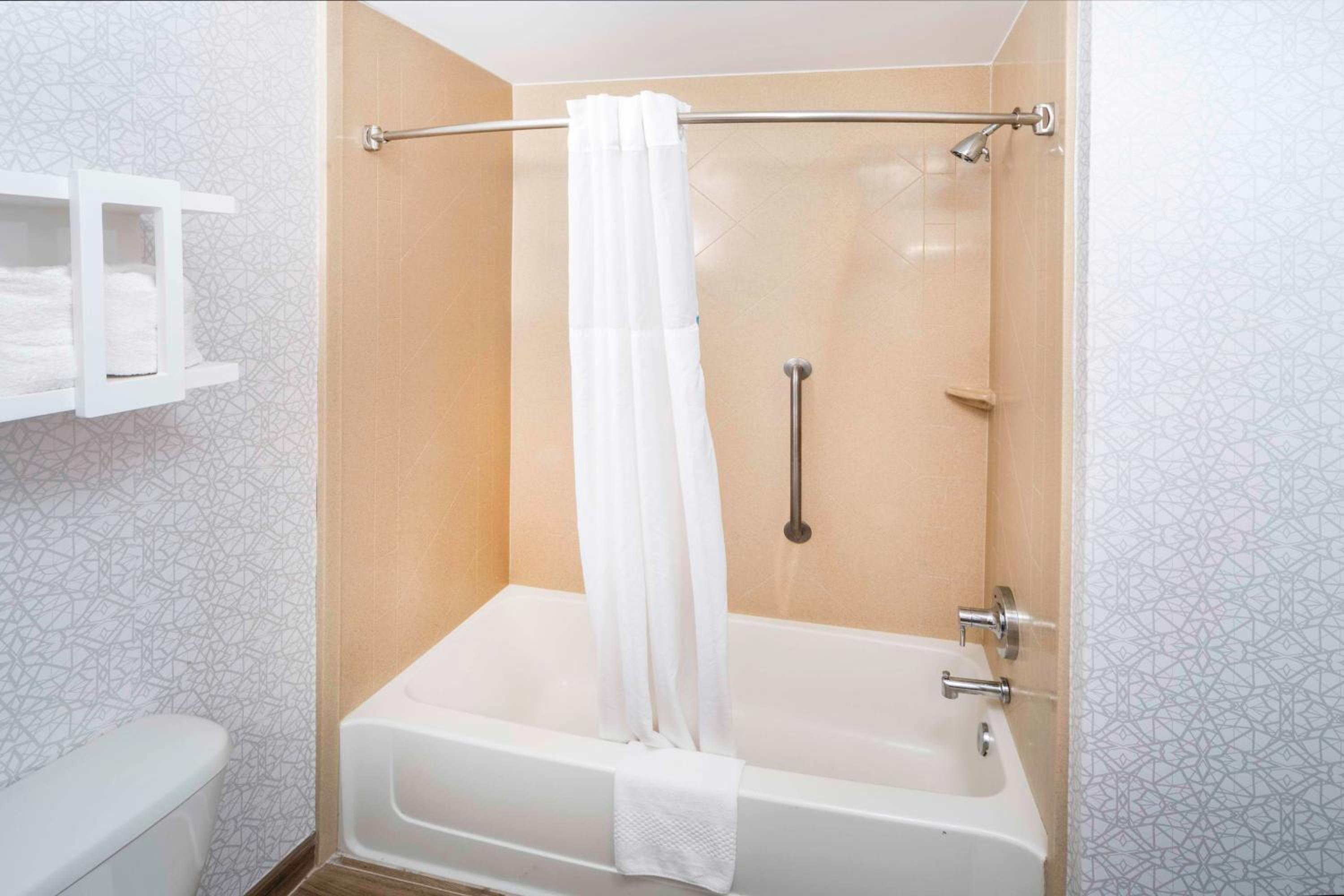 Room with Two Queen Beds - Non-Smoking - Photo 2