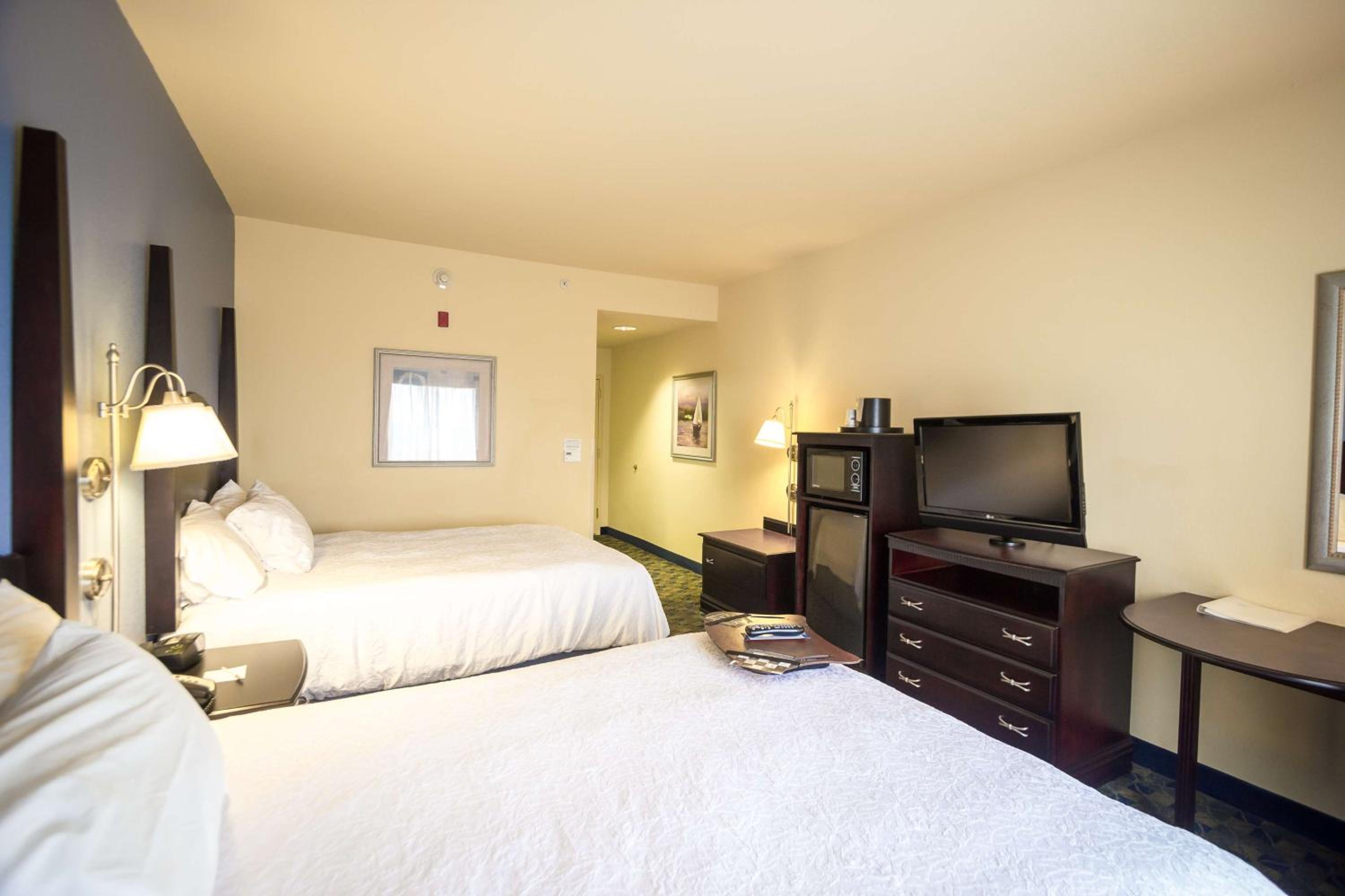 Room with Two Queen Beds - Non-Smoking - Photo 4