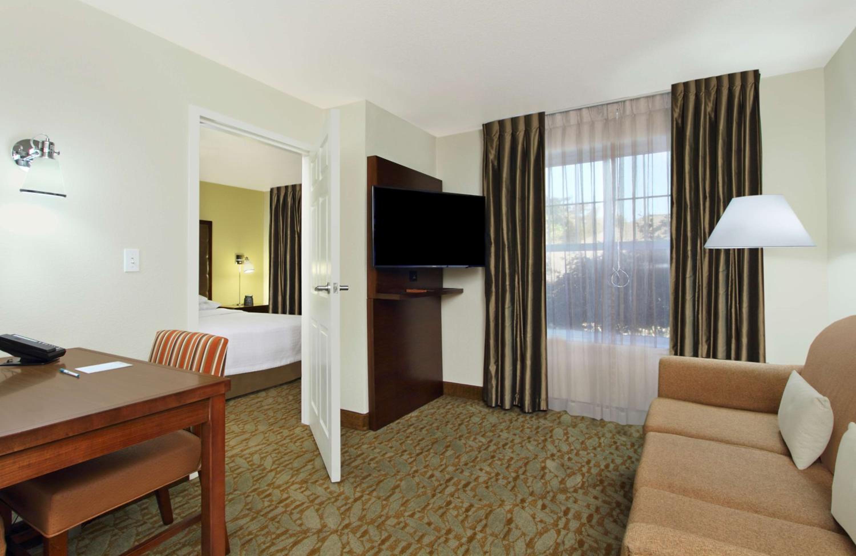 Queen Suite - Mobility and Hearing Access/Non-Smoking