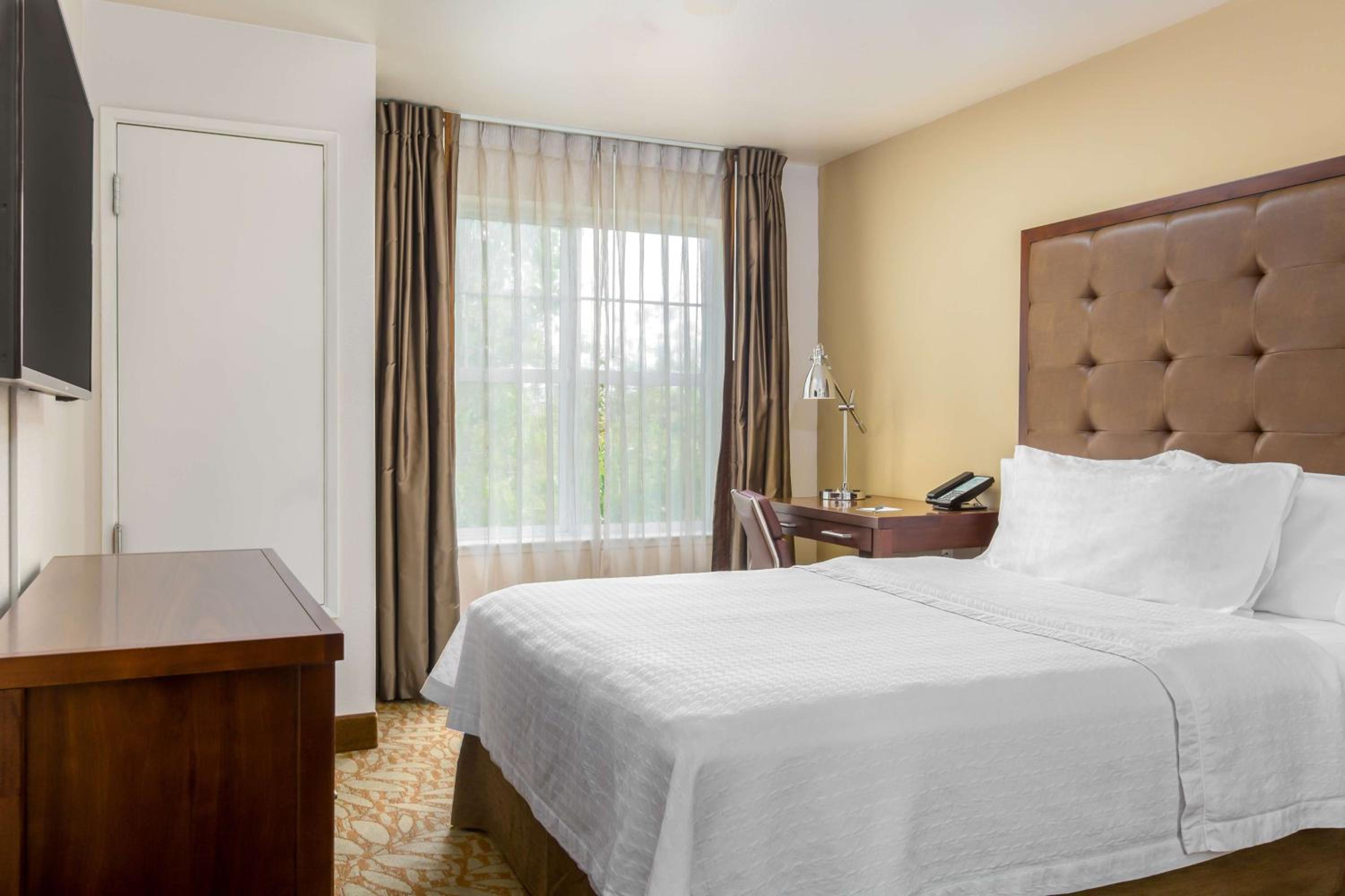 Two-Bedroom Queen Suite with Fireplace - Non-Smoking