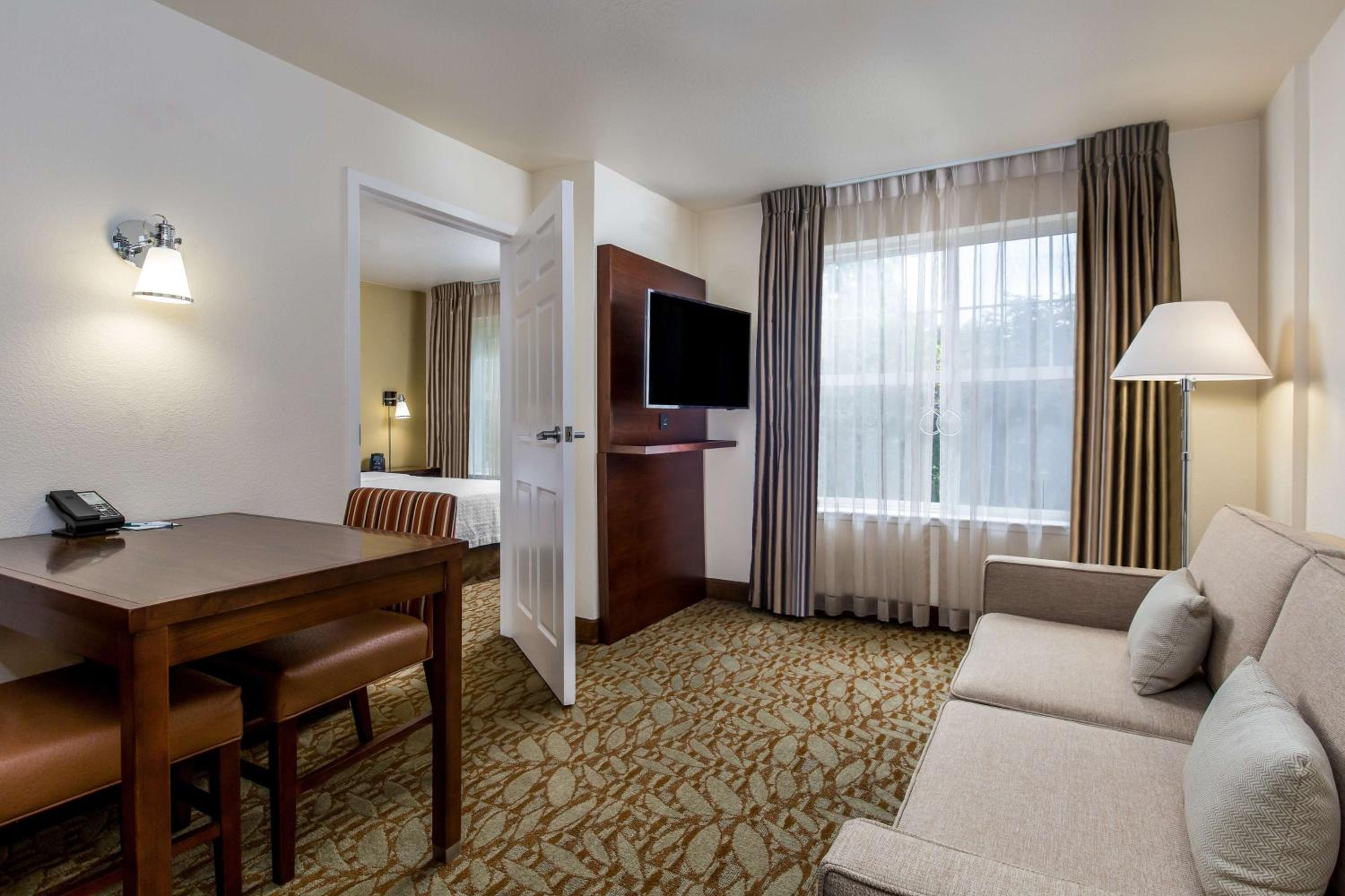 One-Bedroom Queen Suite - Non-Smoking