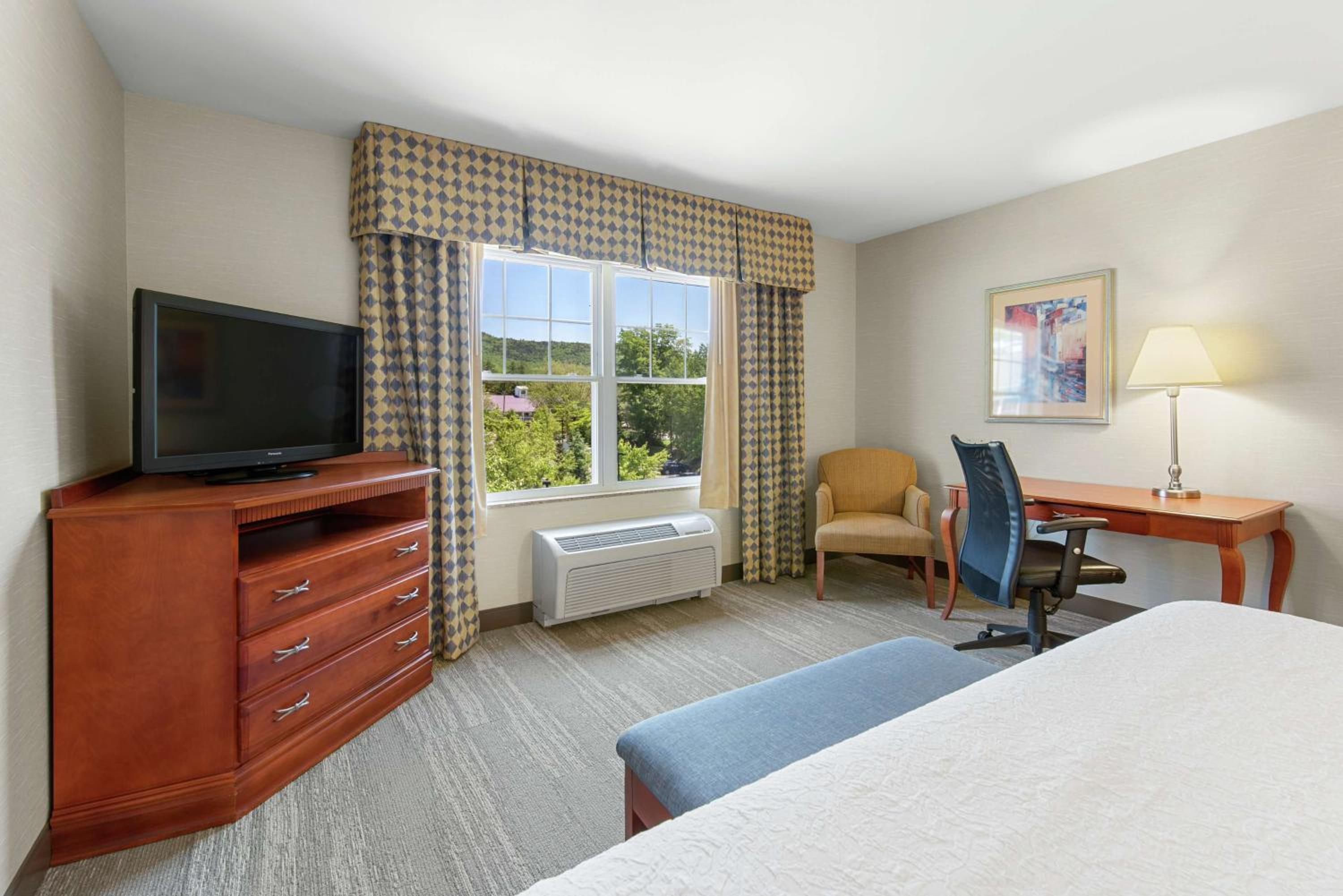 King Room with King Bed - Non-Smoking - Photo 3