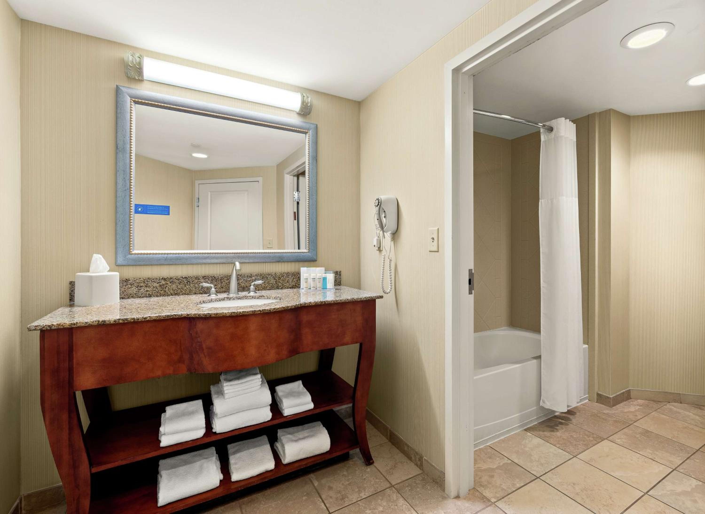 One-Bedroom King Suite with Sofa Bed - Non-Smoking - Photo 2
