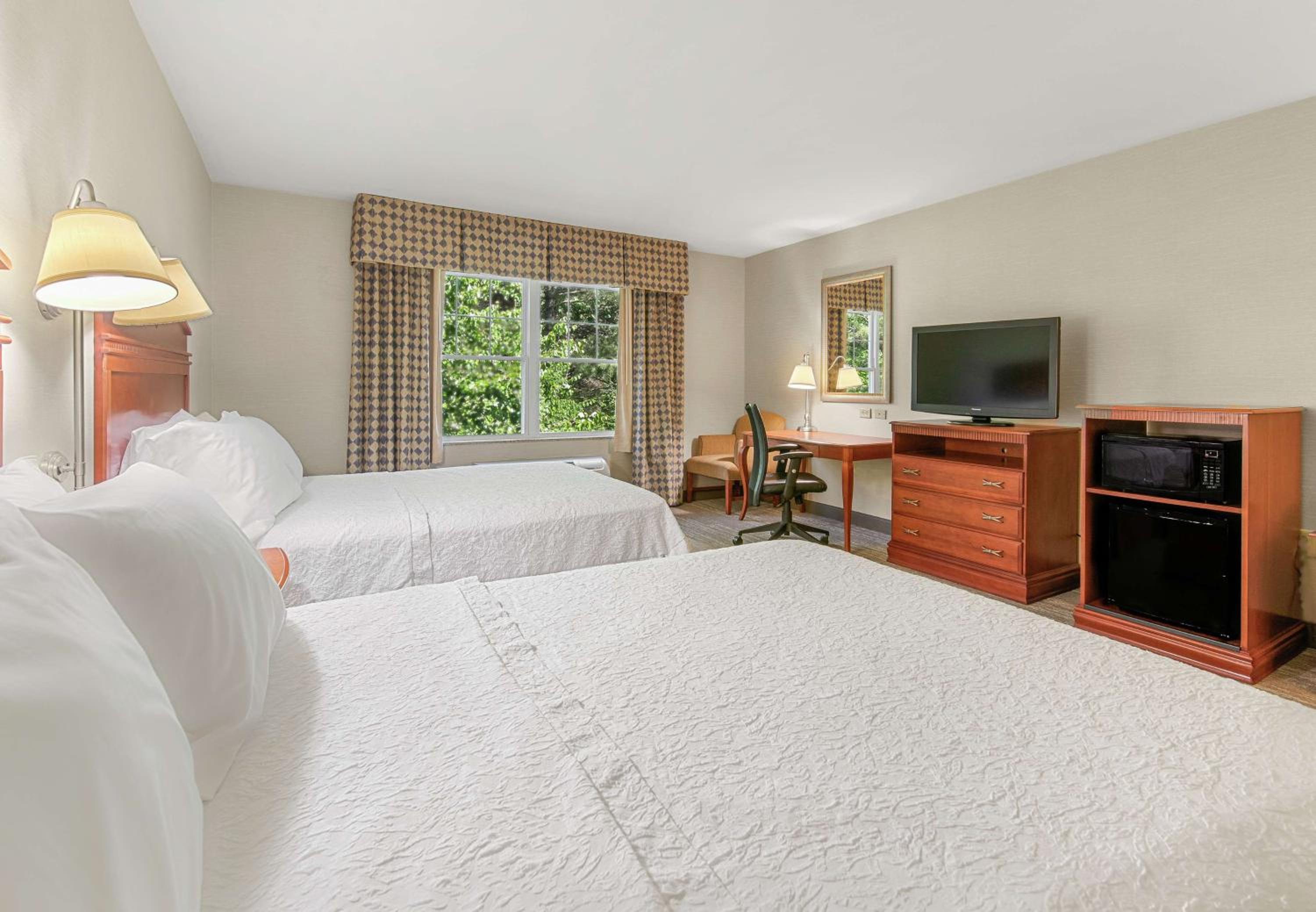 Room with Two Queen Beds - Non-Smoking - Photo 4